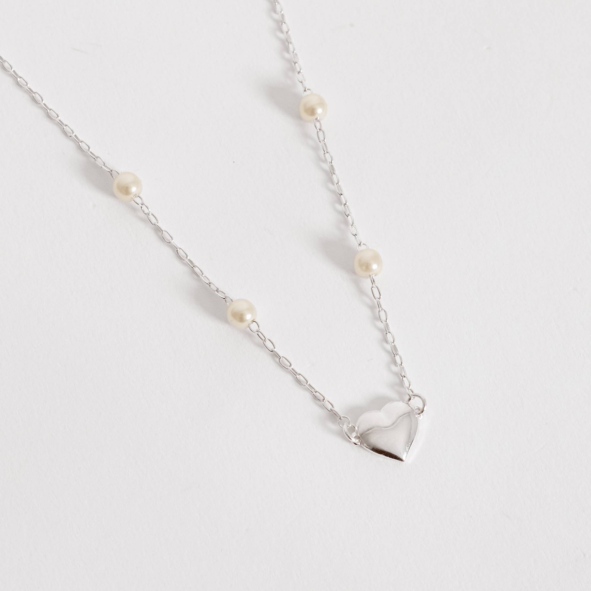 Imagem Colar entremeios pérolas 5mm e coração 10mm corrente cadeado 40+5cm