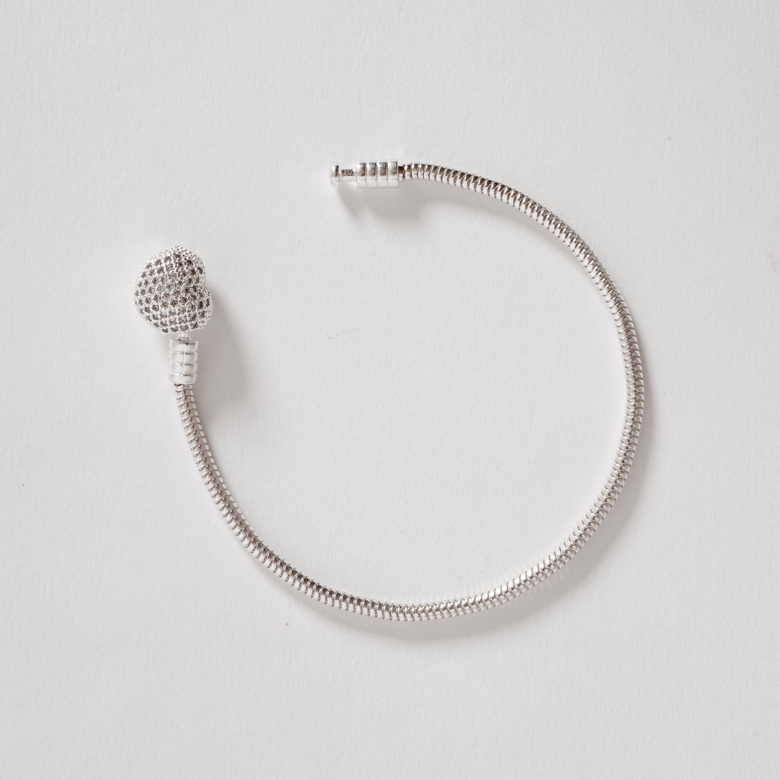 Pulseira para berloques 2.4 fecho coração cravejado