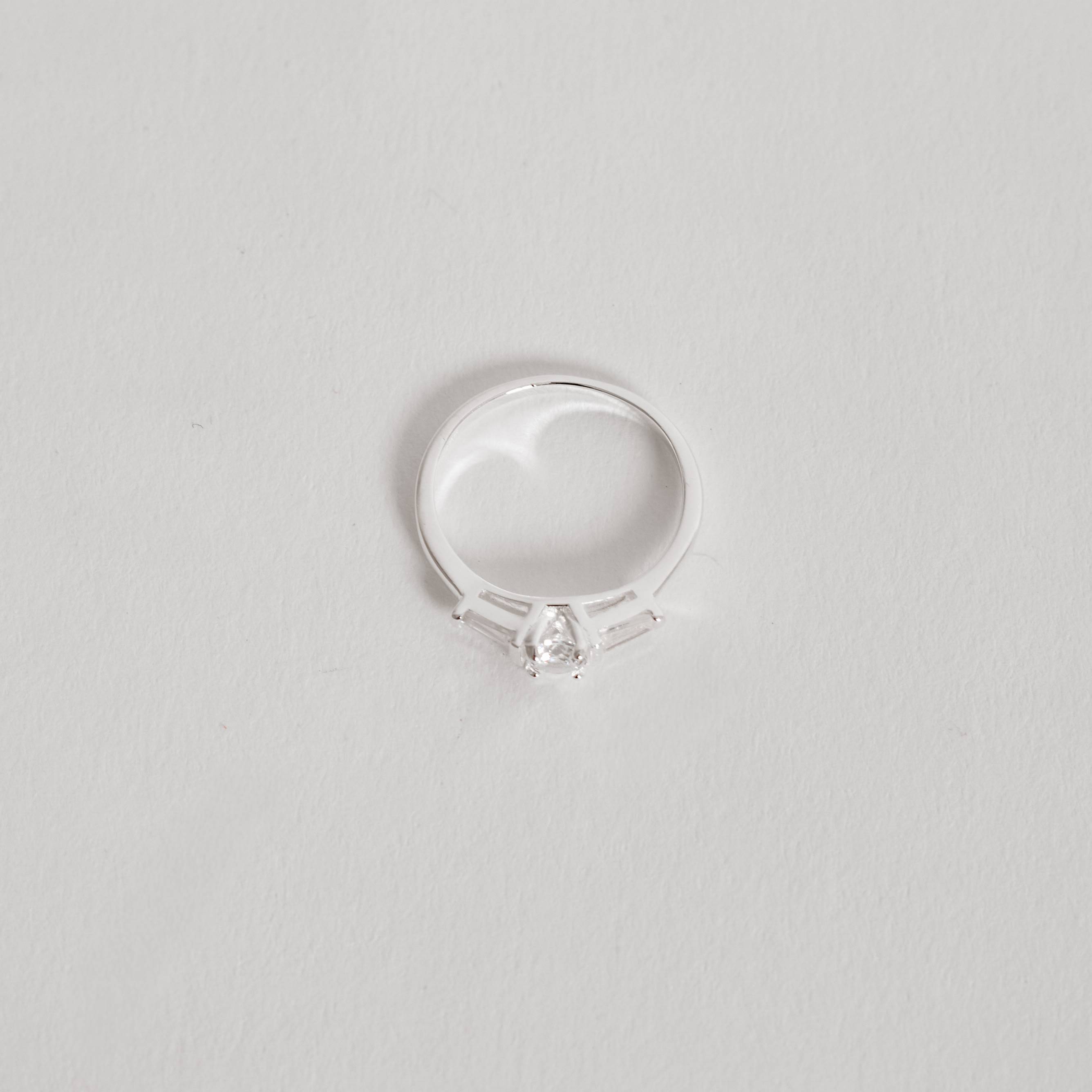 Imagem Secundária Anel 3 zircônias cristal