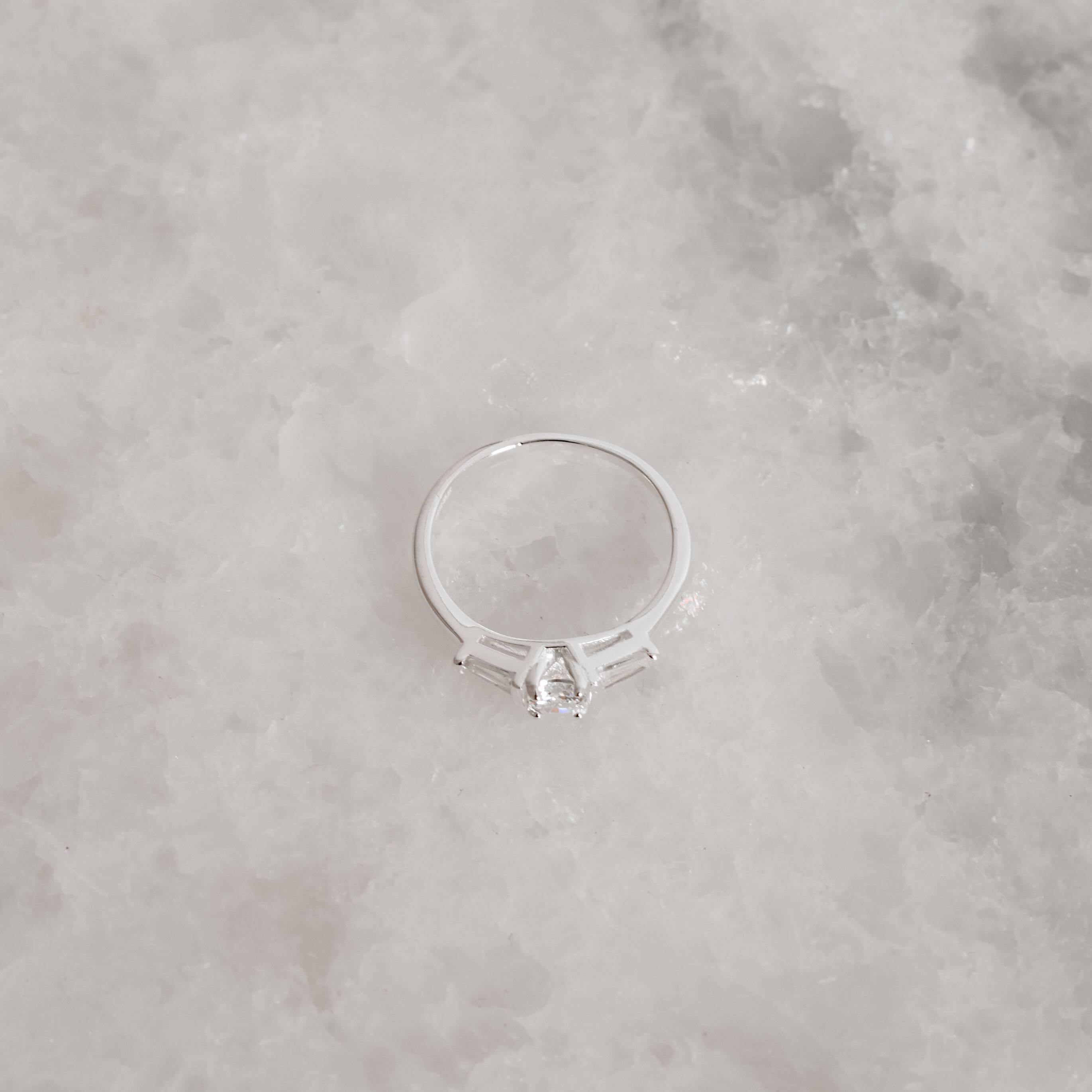 Imagem Secundária Anel 3 zircônias cristal