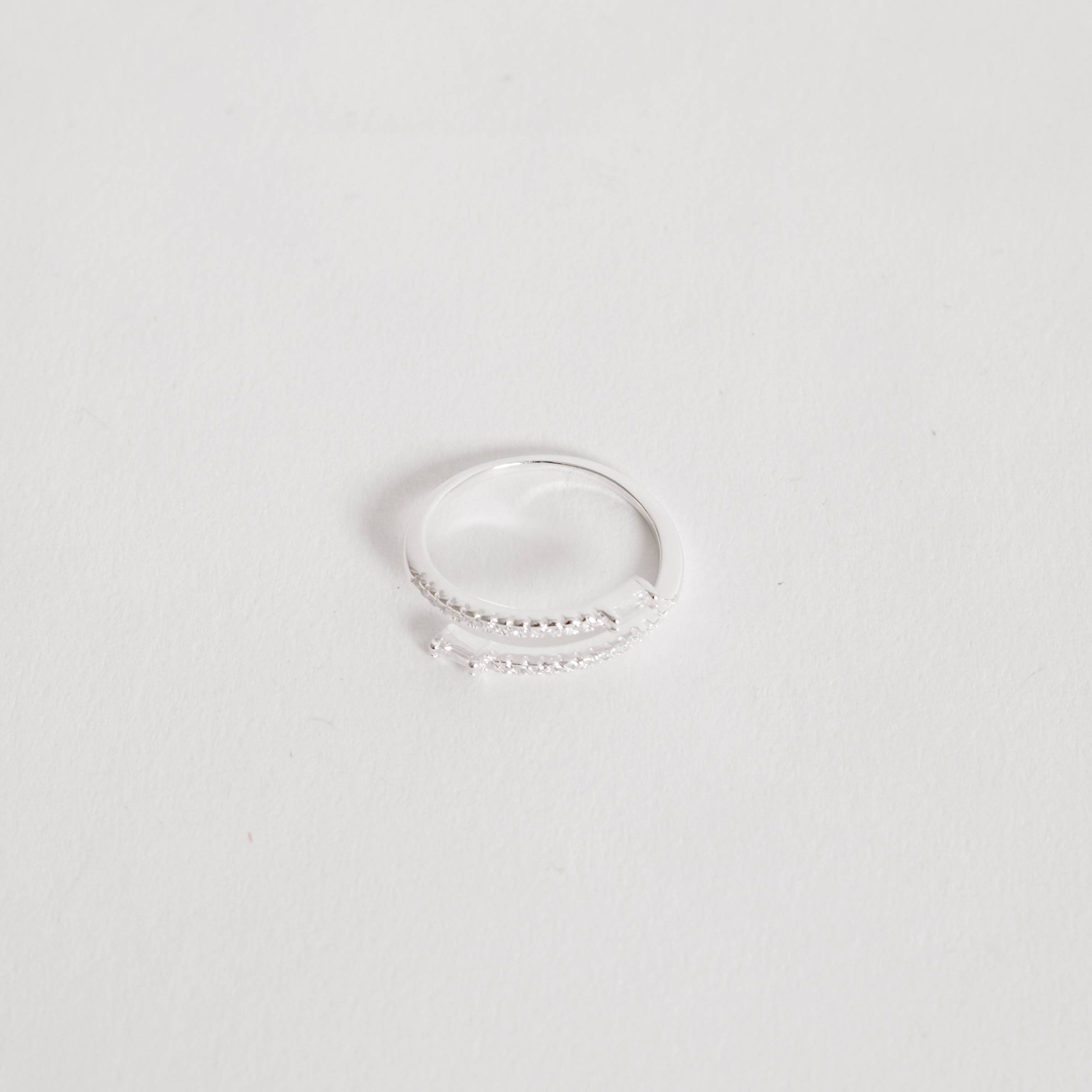 Imagem Secundária Anel aberto 2 pontas cravejadas