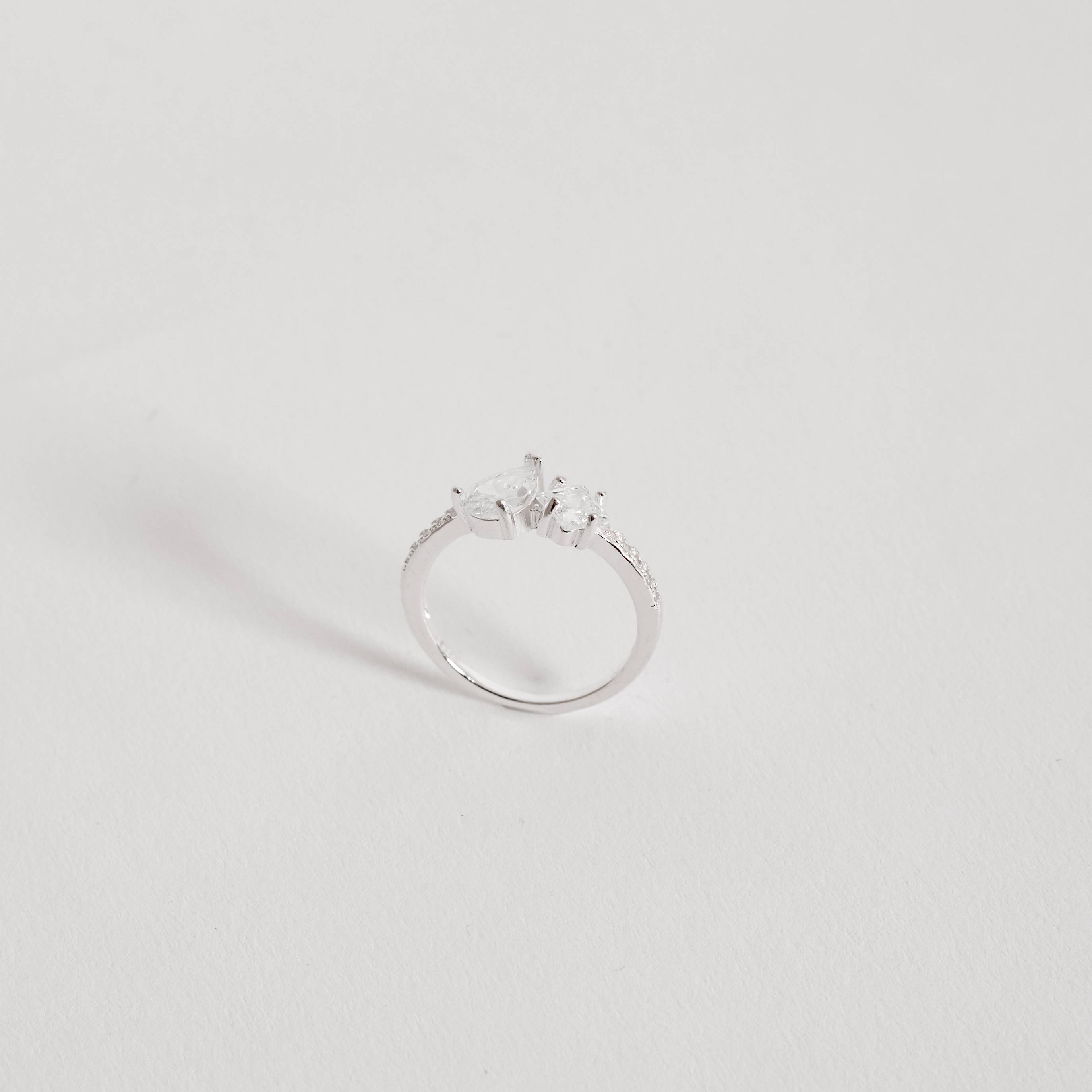 Imagem Secundária Anel zircônias gota e losango com cravejado