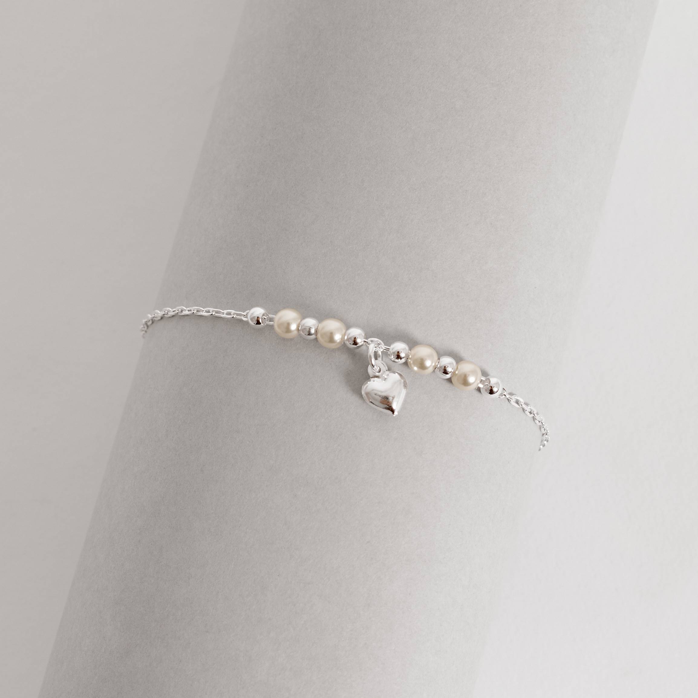 Pulseira entremeio bolas e pérolas com pingente coração 6mm 19cm