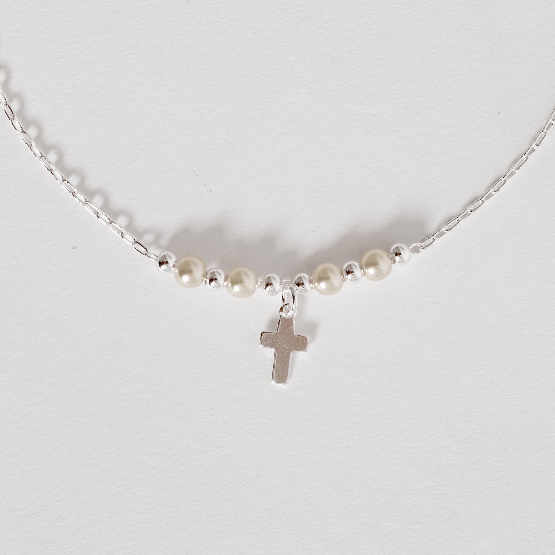 Pulseira entremeio bolas e pérolas com pingente cruz 8mm 19cm