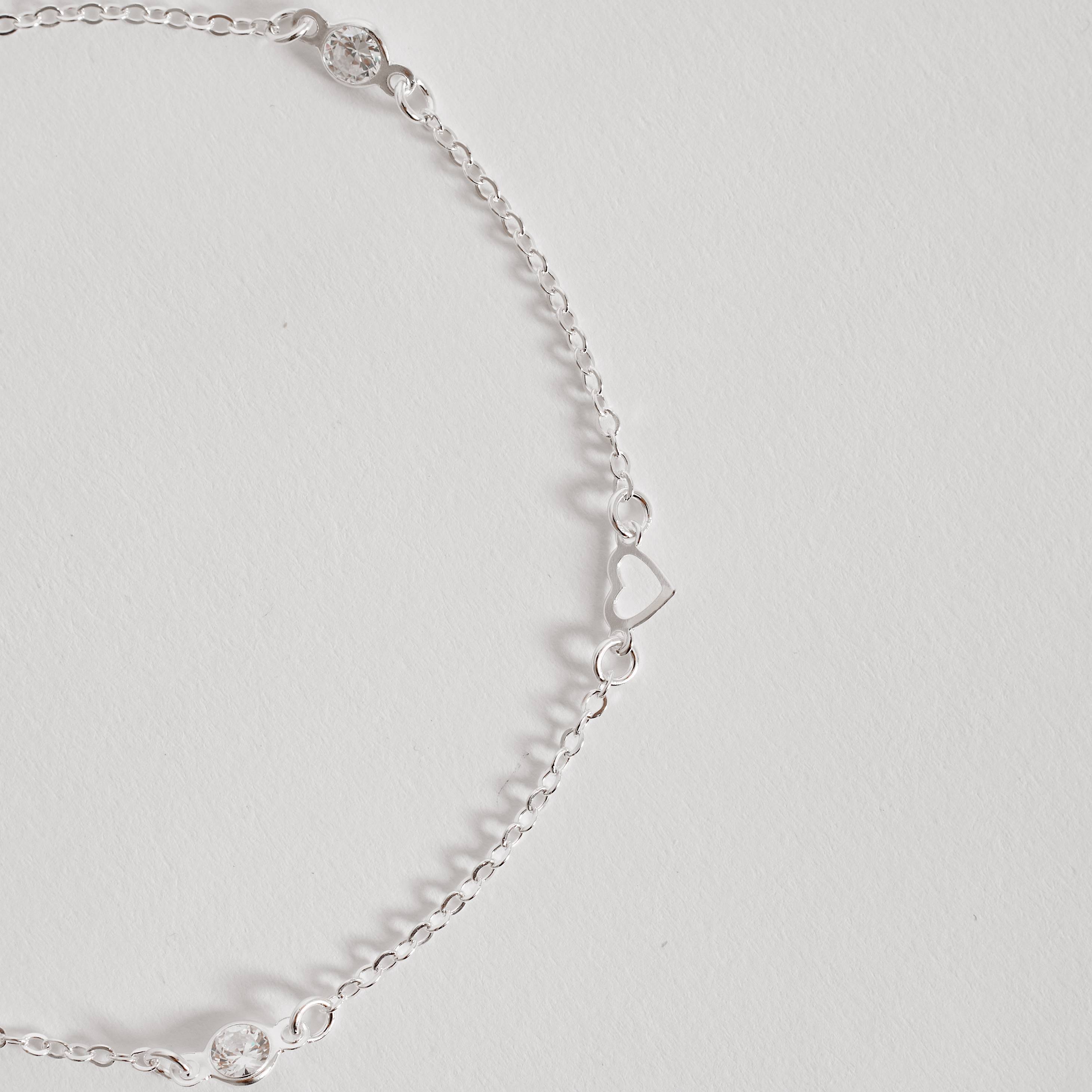 Pulseira entremeios zircônias e coração vazado 6mm 19cm