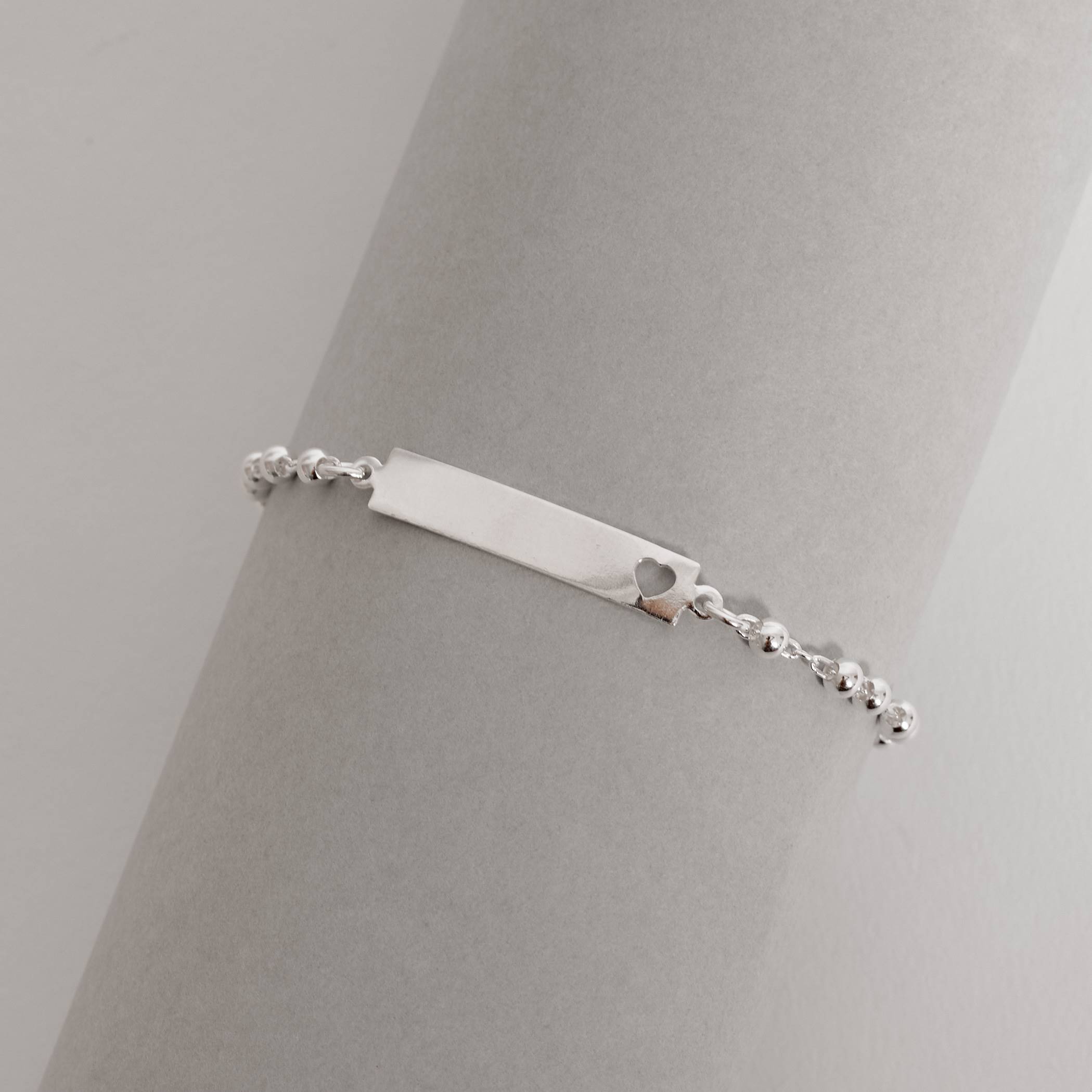 Pulseira infantil placa com coração vazado e bolas 16cm