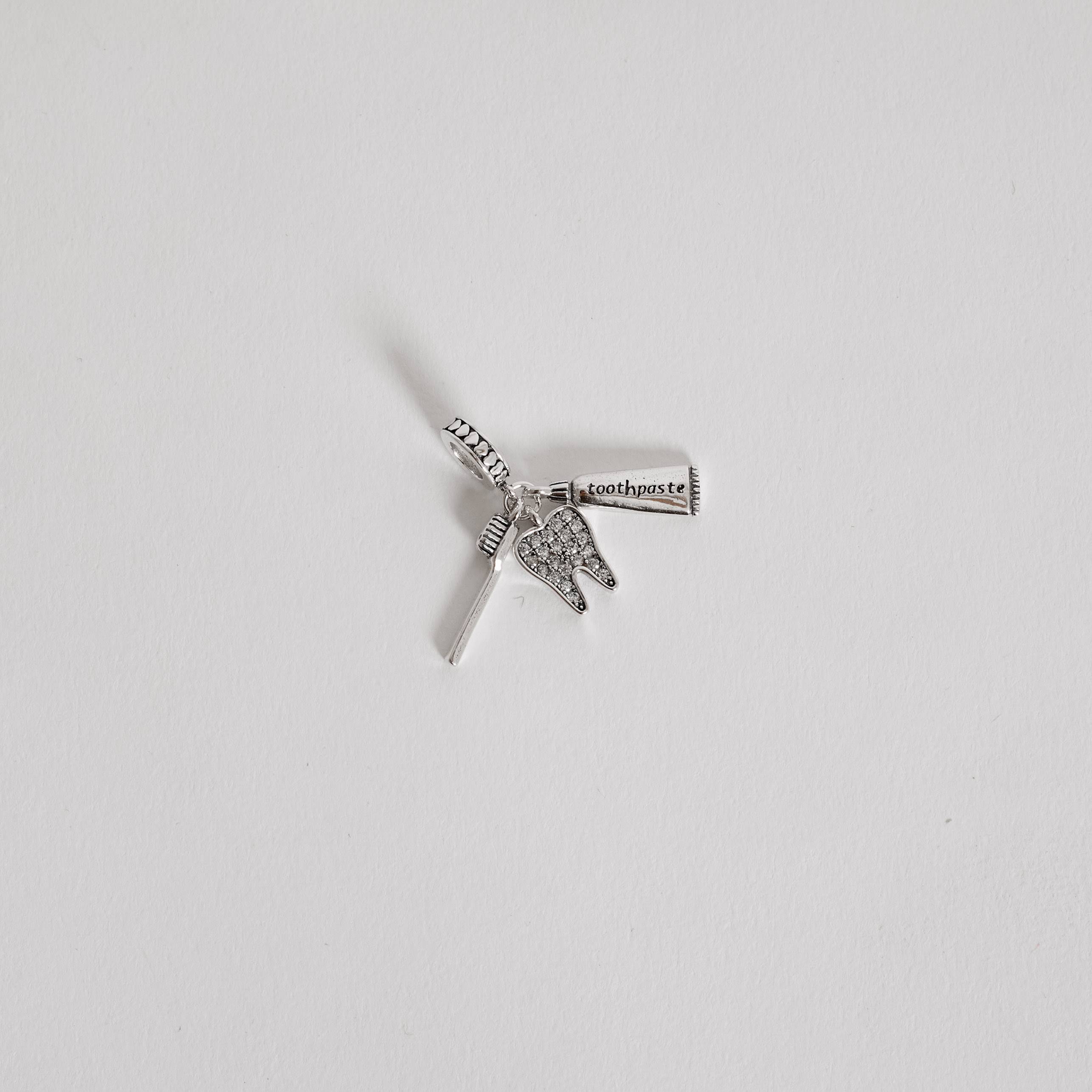 Berloque pingentes escova, pasta e dente cravejado envelhecido