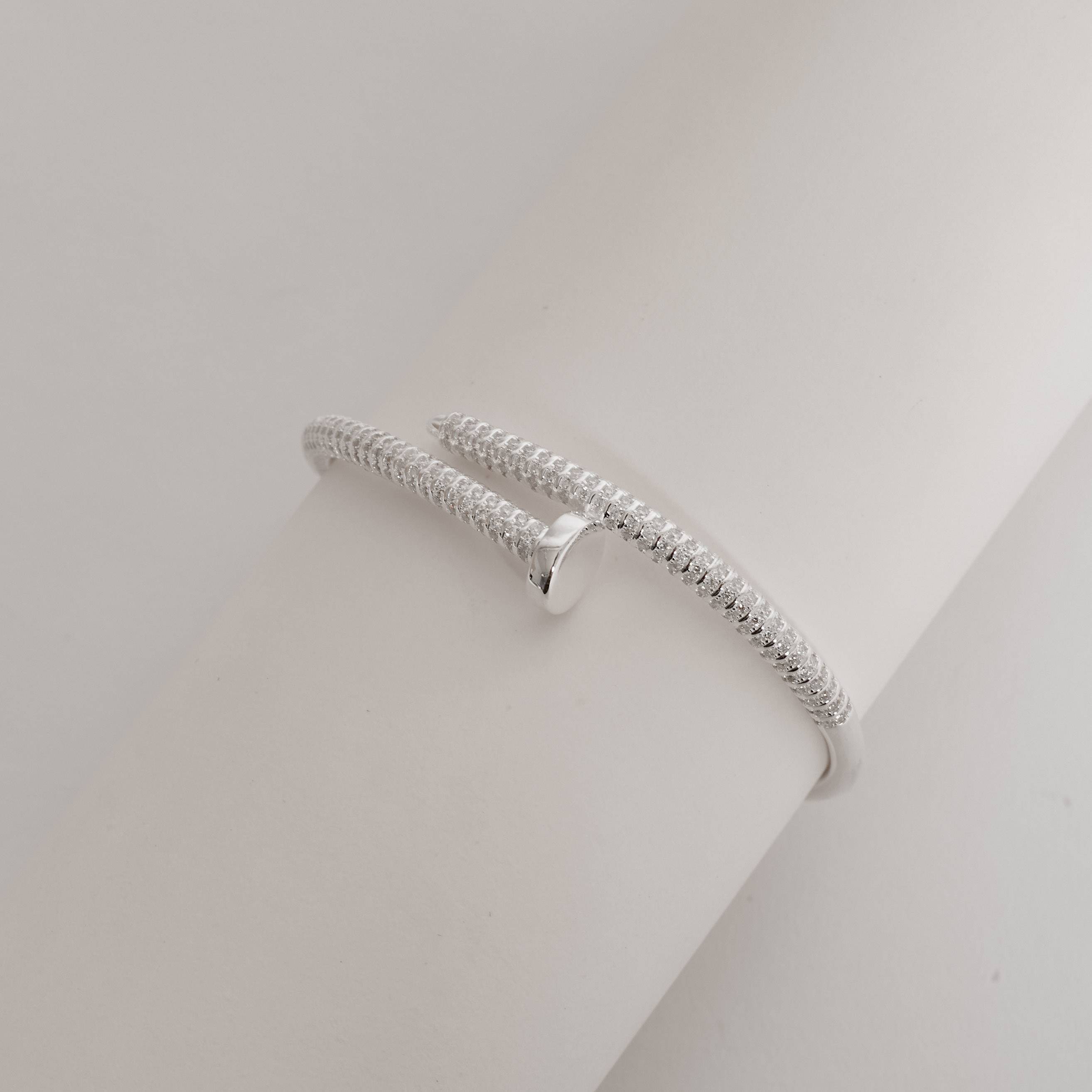 Bracelete pesado prego cravejado