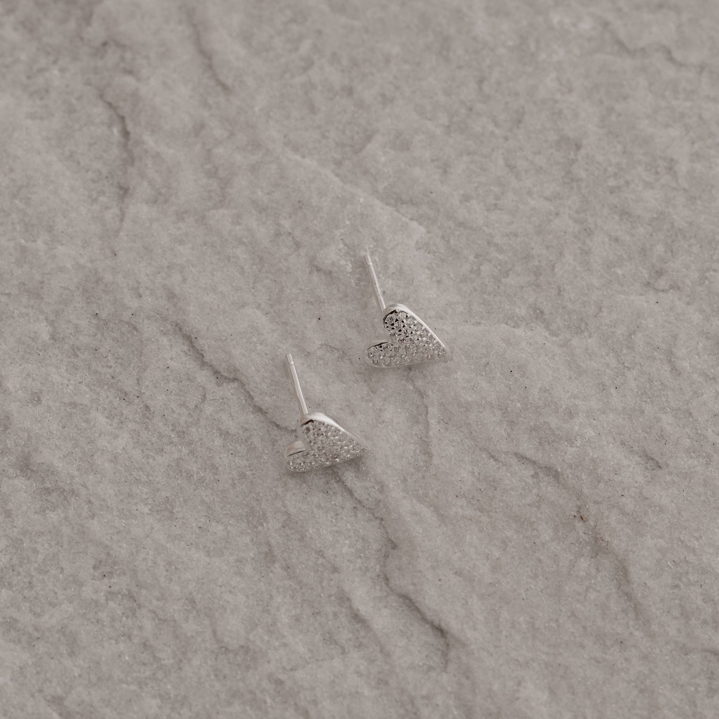 Imagem Secundária Brinco coração alongado cravejado 8mm