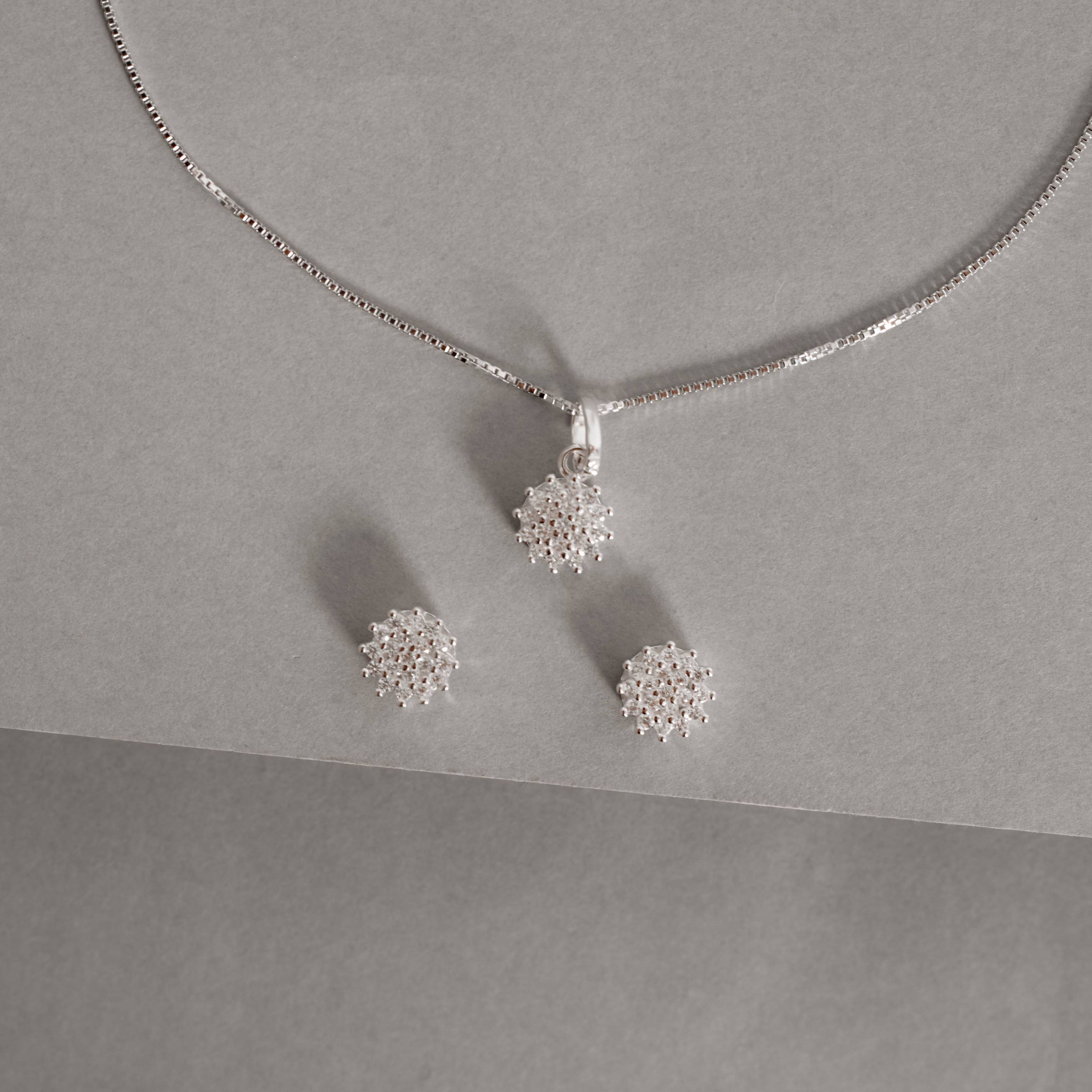 Conjunto brinco e colar botão todo cravejado 7mm 40cm