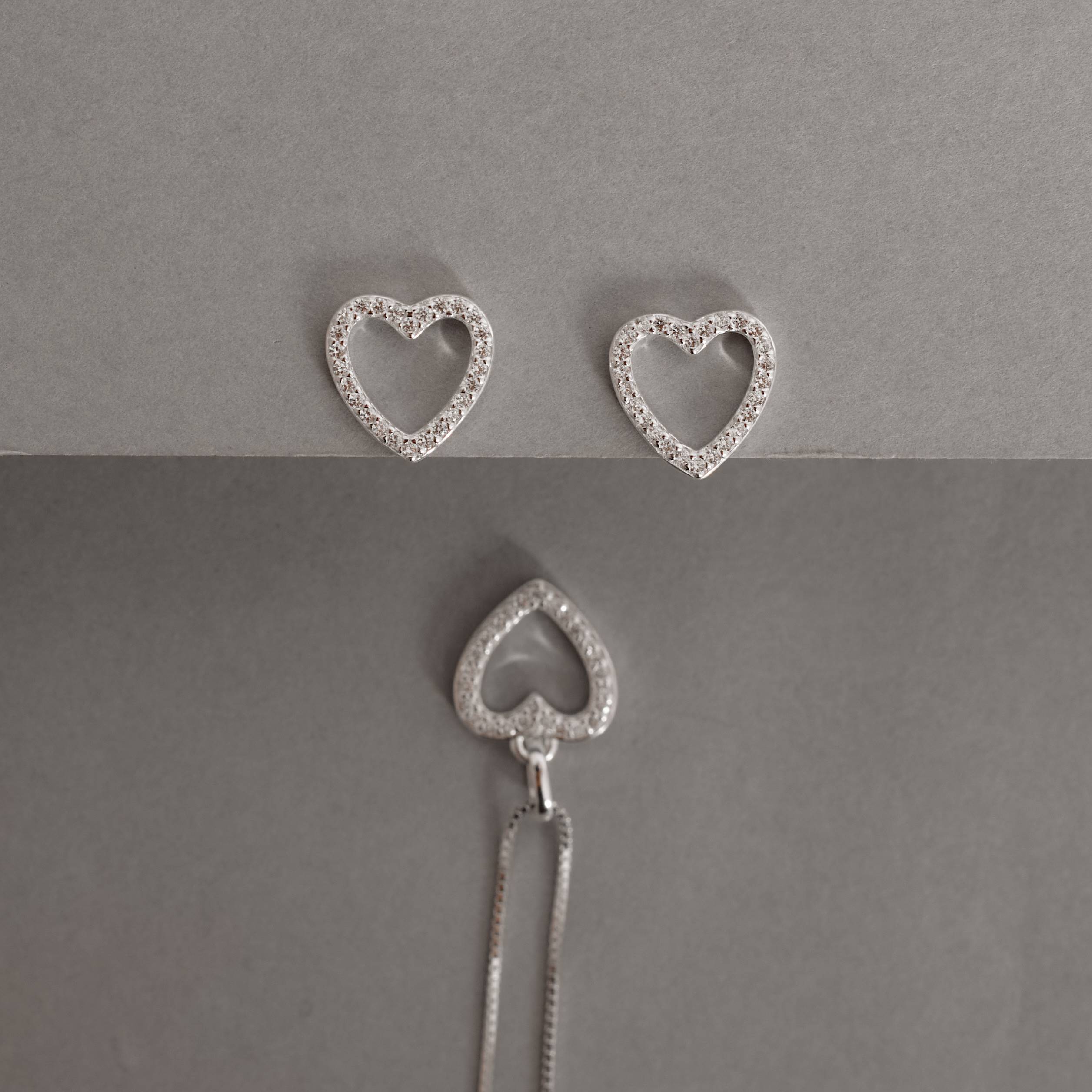 Conjunto brinco e colar coração vazado com cravejado 11mm 45cm