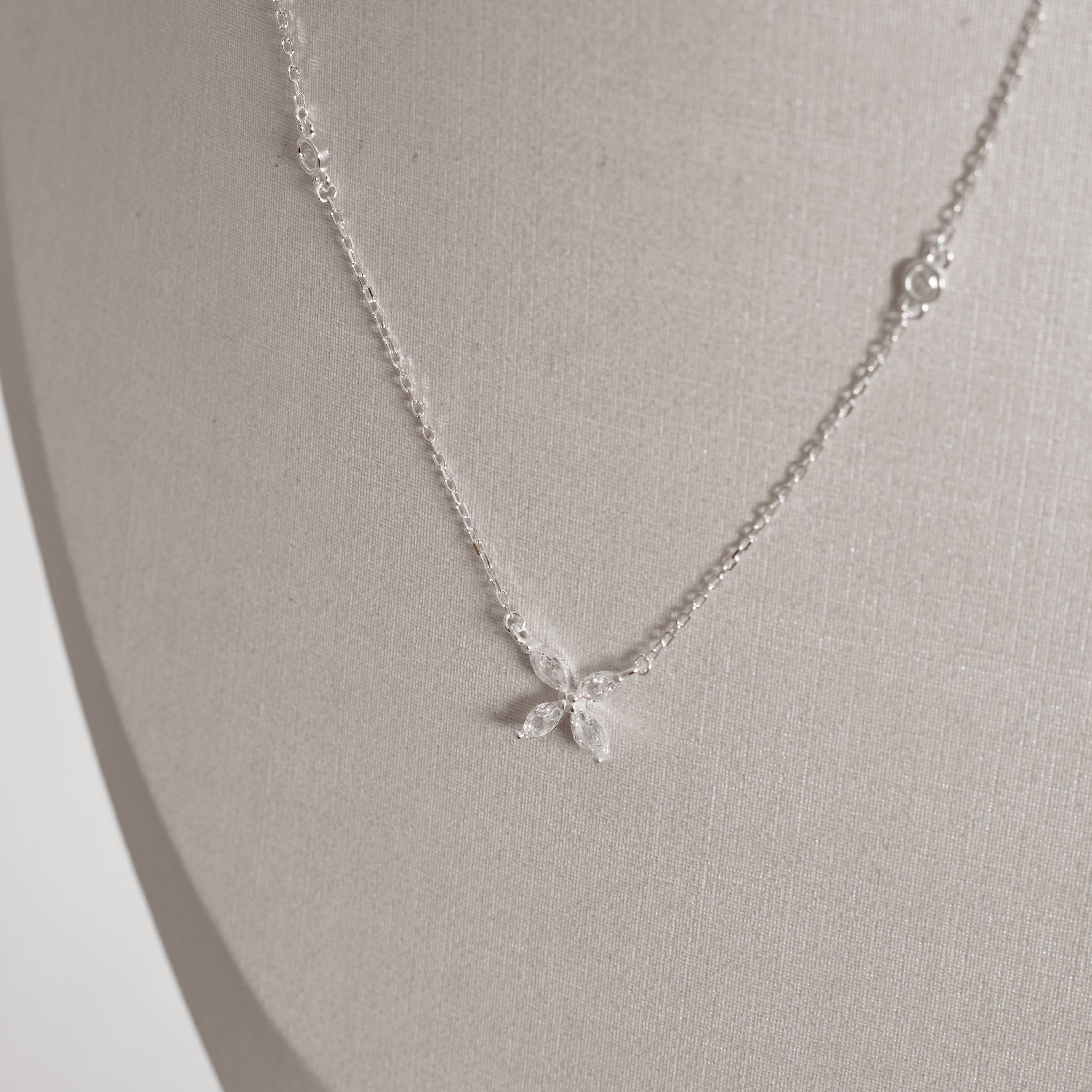 Imagem Colar entremeios zircônias e flor 9mm corrente cadeado 40+5cm