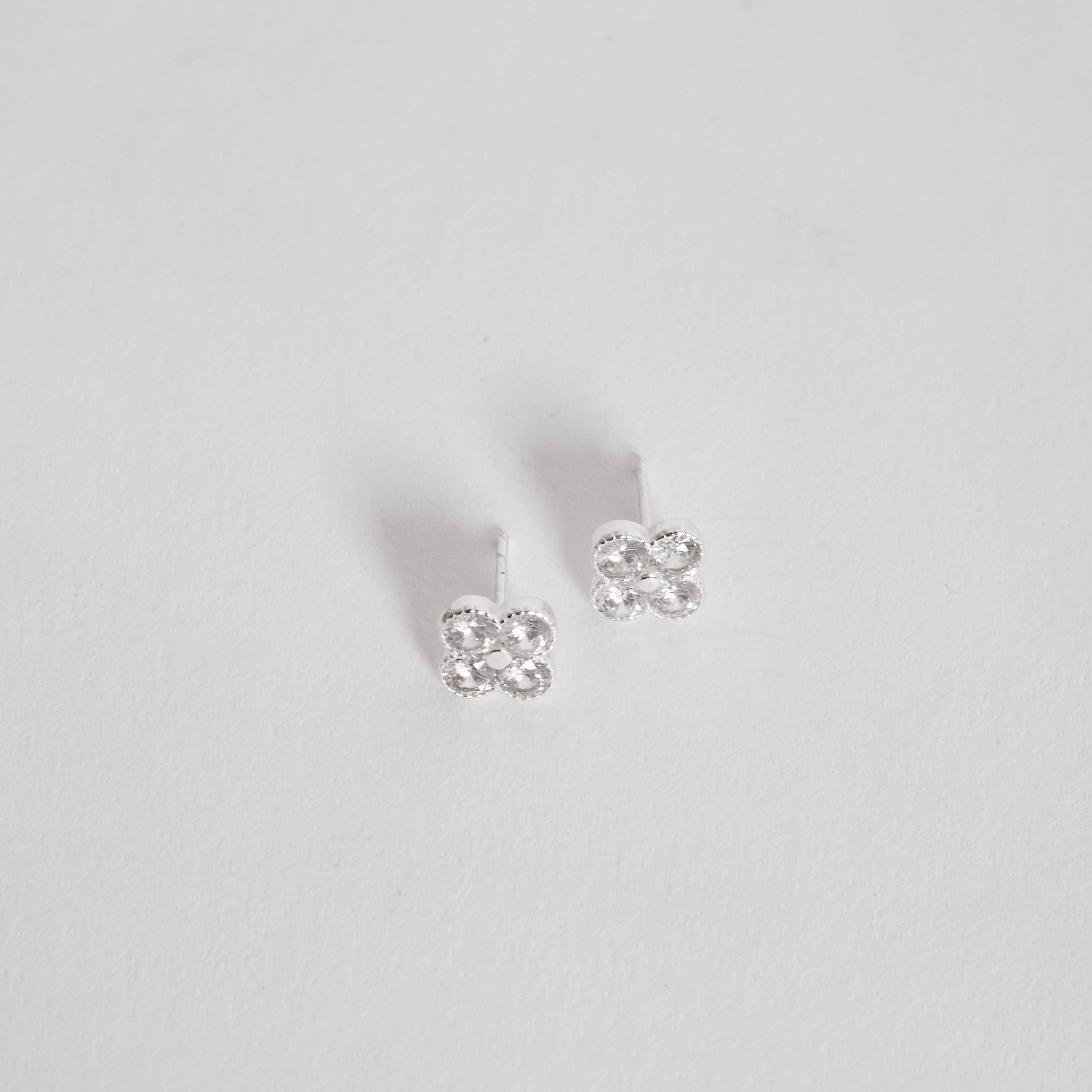 Imagem Secundária Brinco trevo com zircônias 9mm