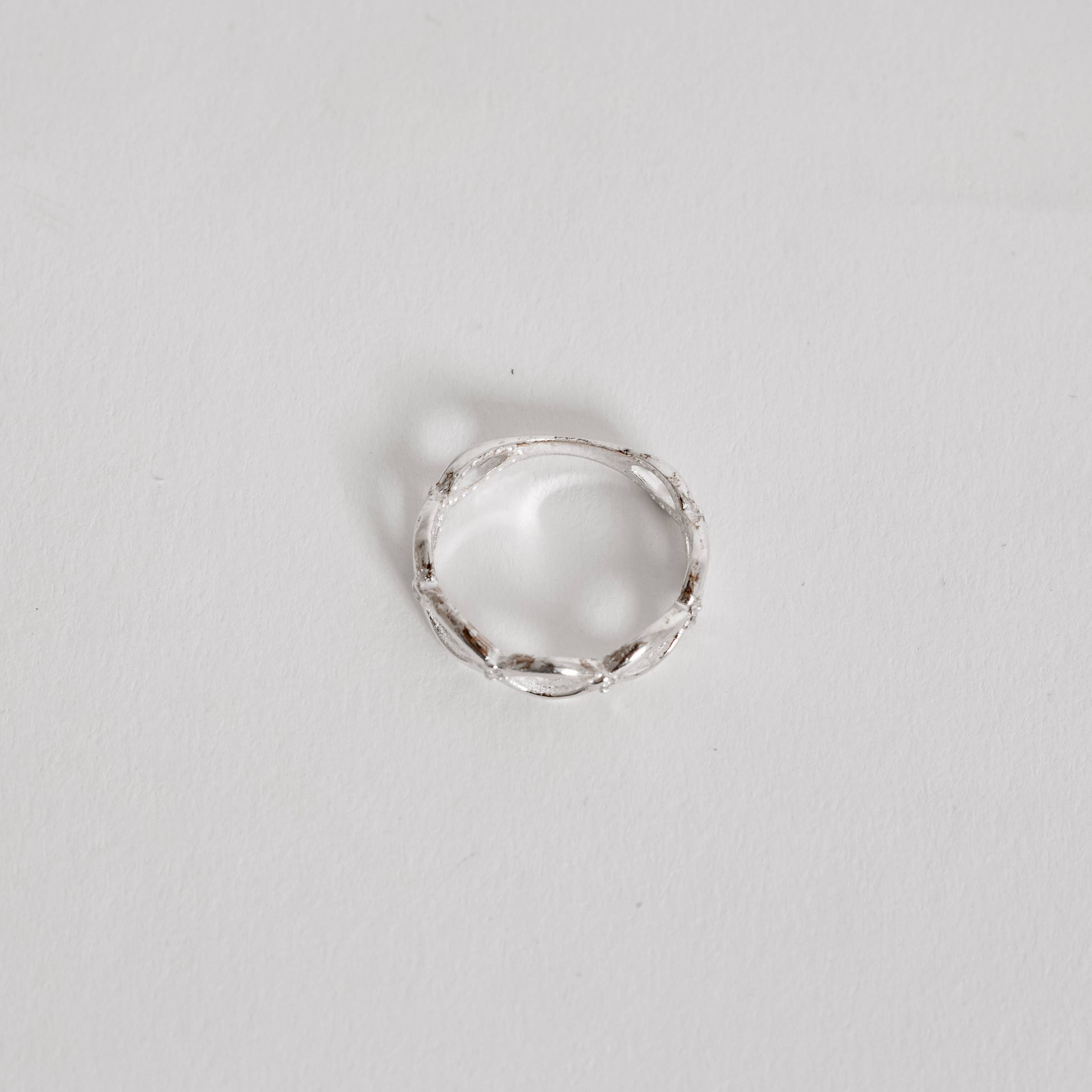 Imagem Secundária Anel navetes vazados e zircônias