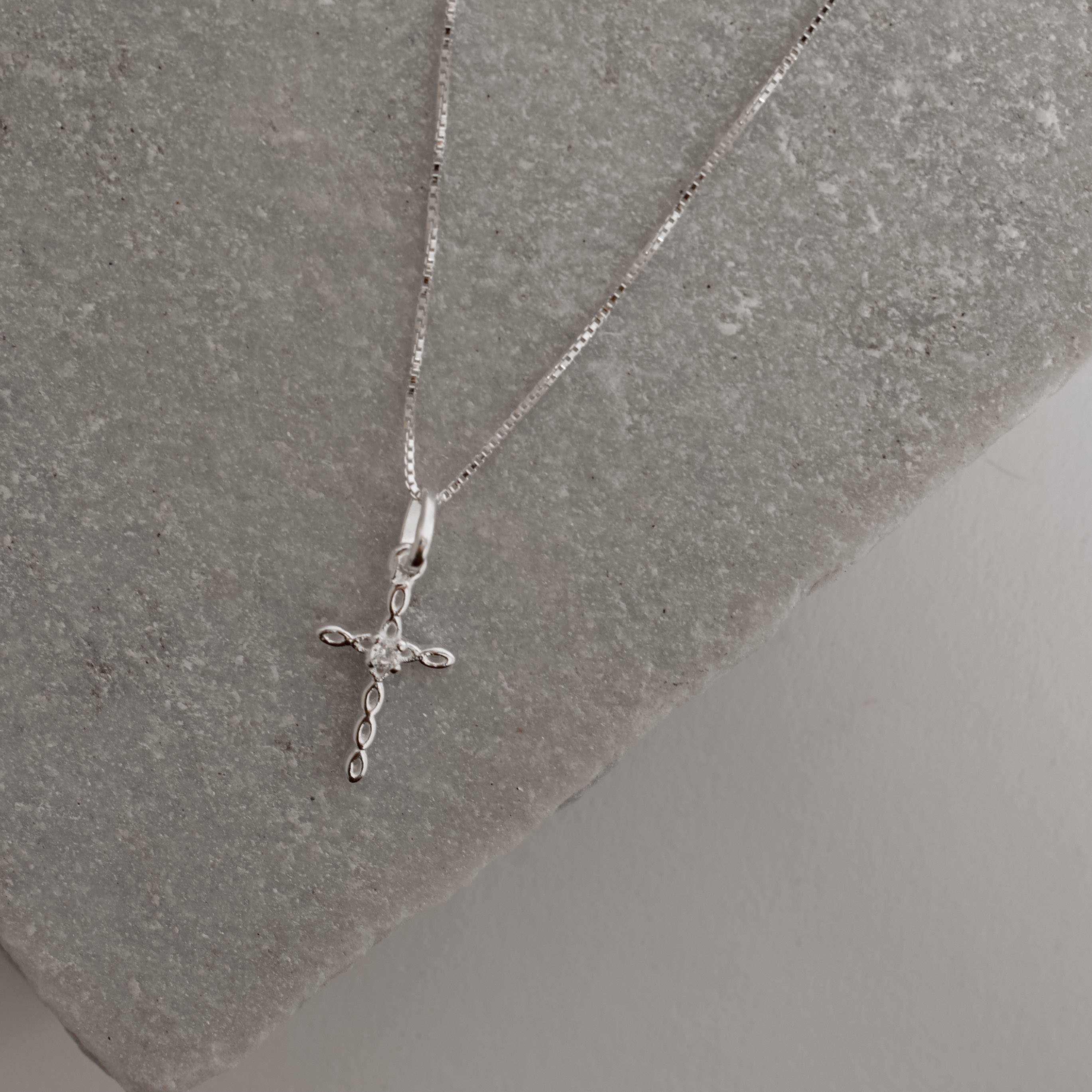 Imagem Secundária Colar pingente cruz vazada com zircônia 14mm 45cm