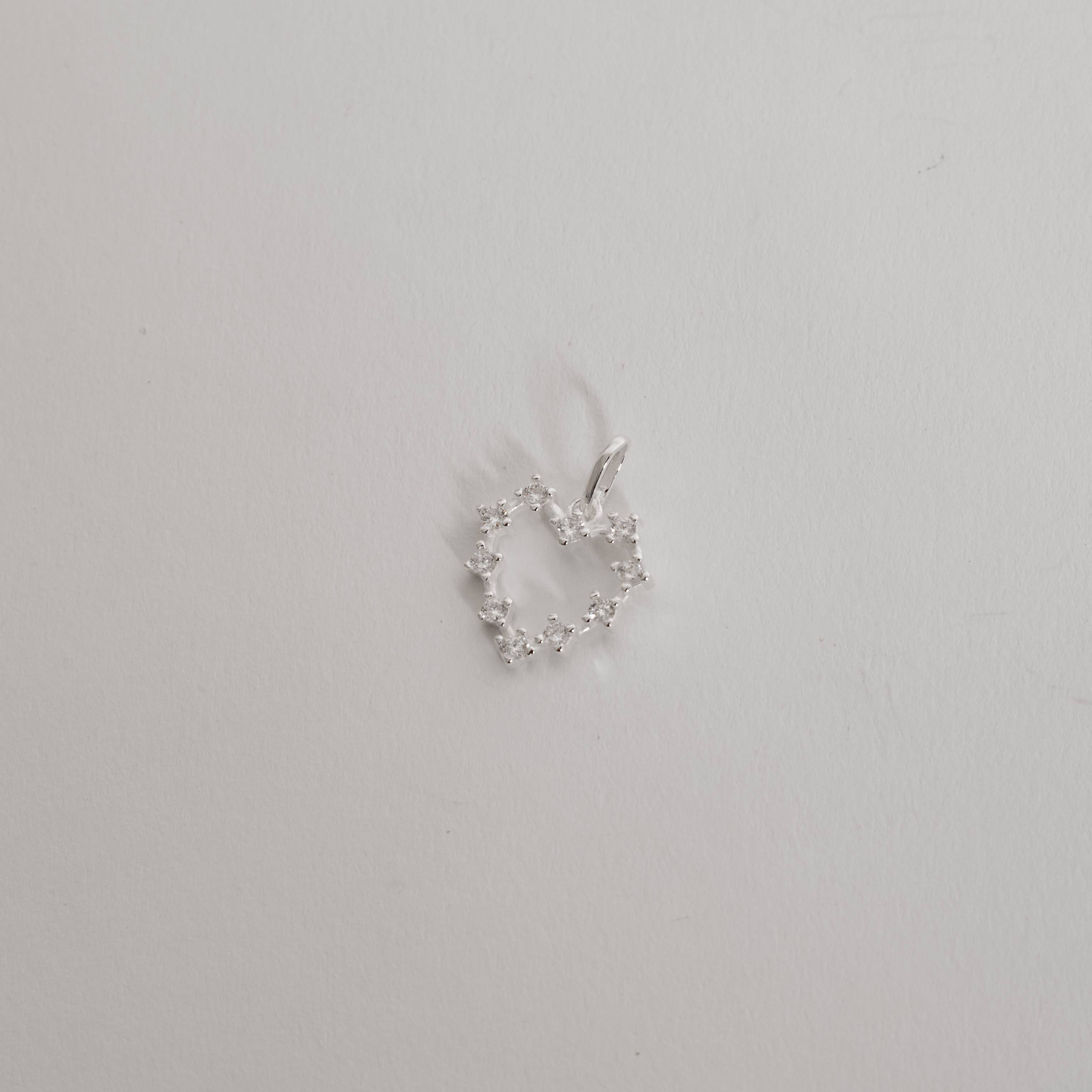 Pingente coração vazado com zircônias 15mm