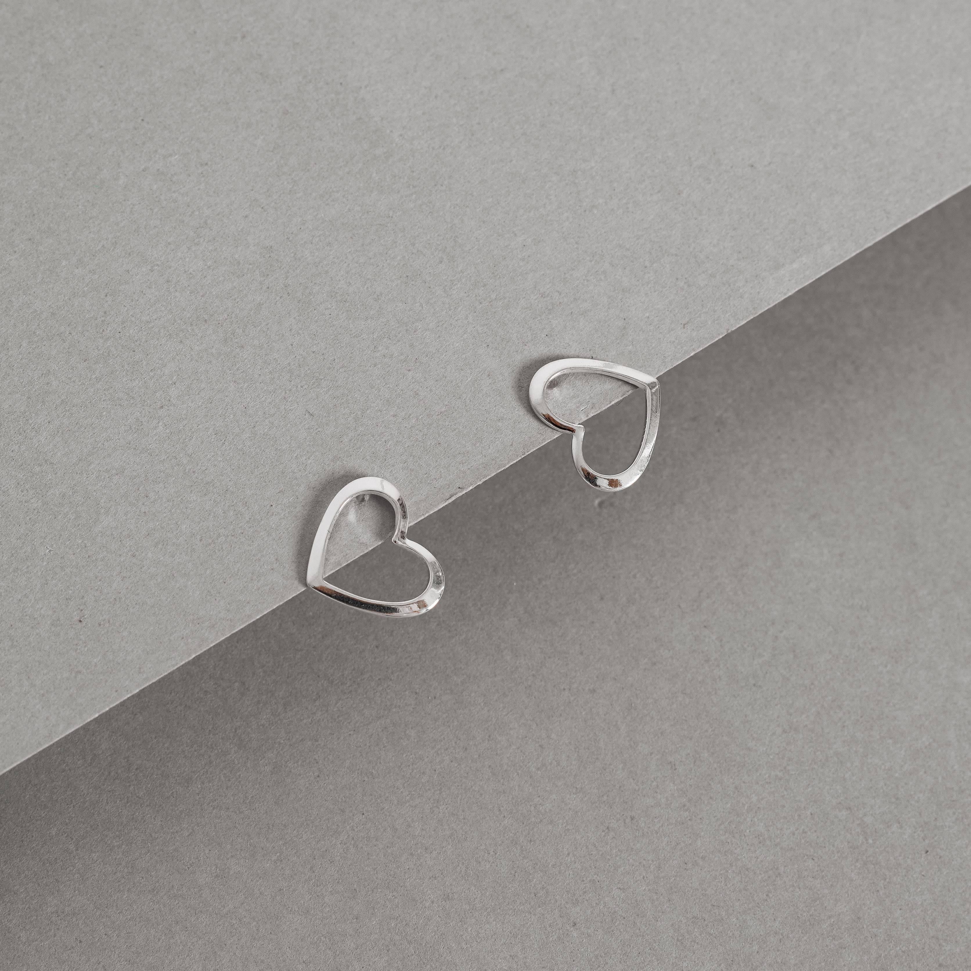 Imagem Brinco coração de lado vazado 14mm