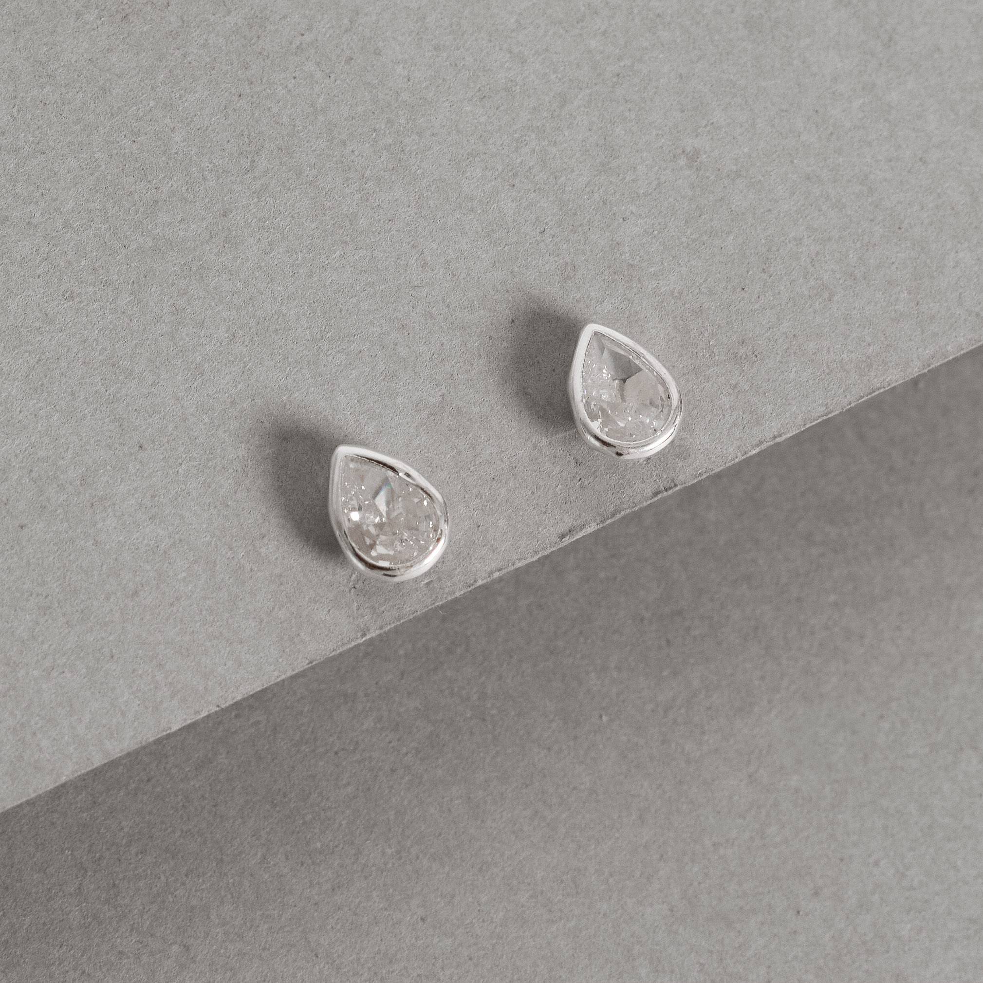 Imagem Secundária Brinco zircônia gota embutida 8mm