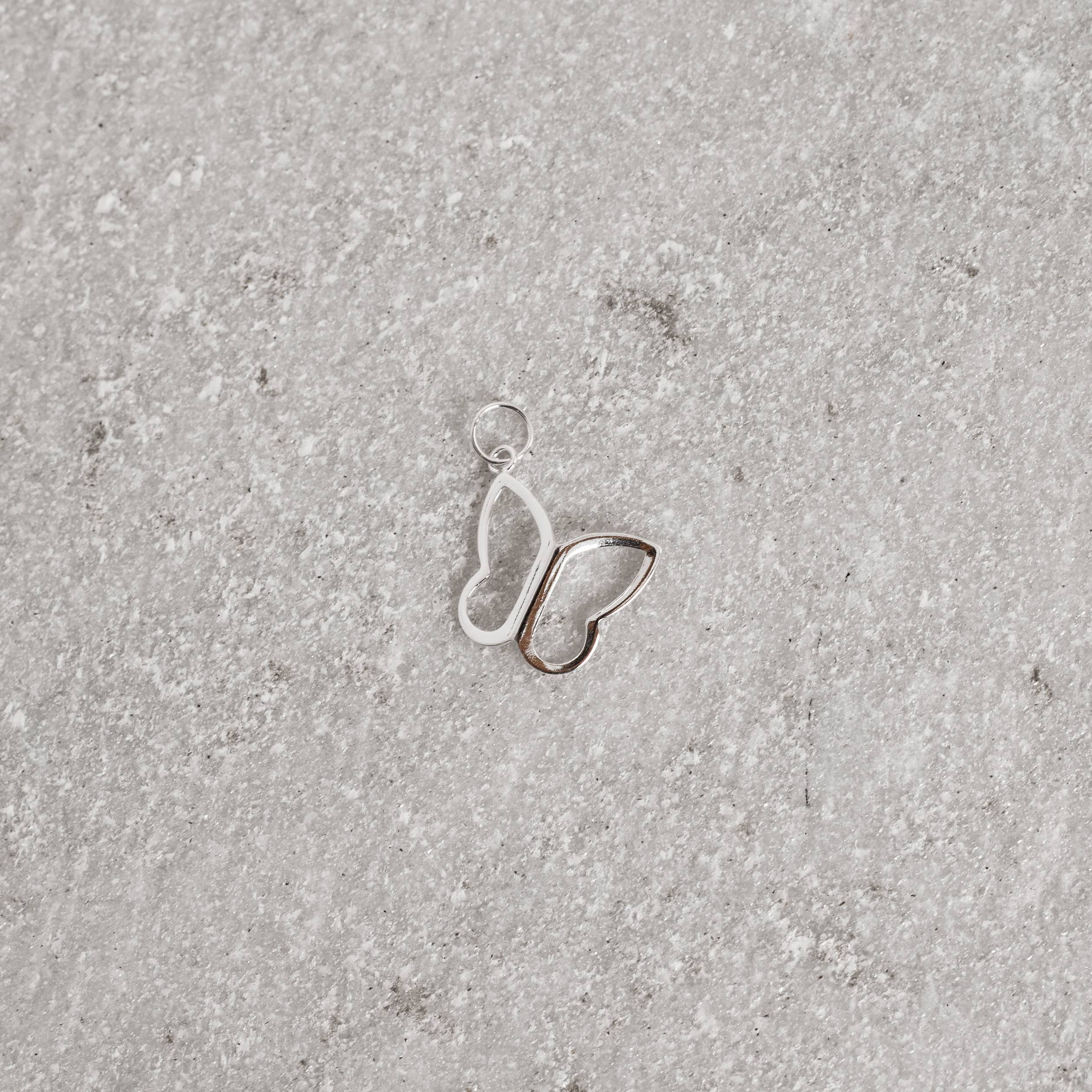 Pingente borboleta vazada de lado 15mm