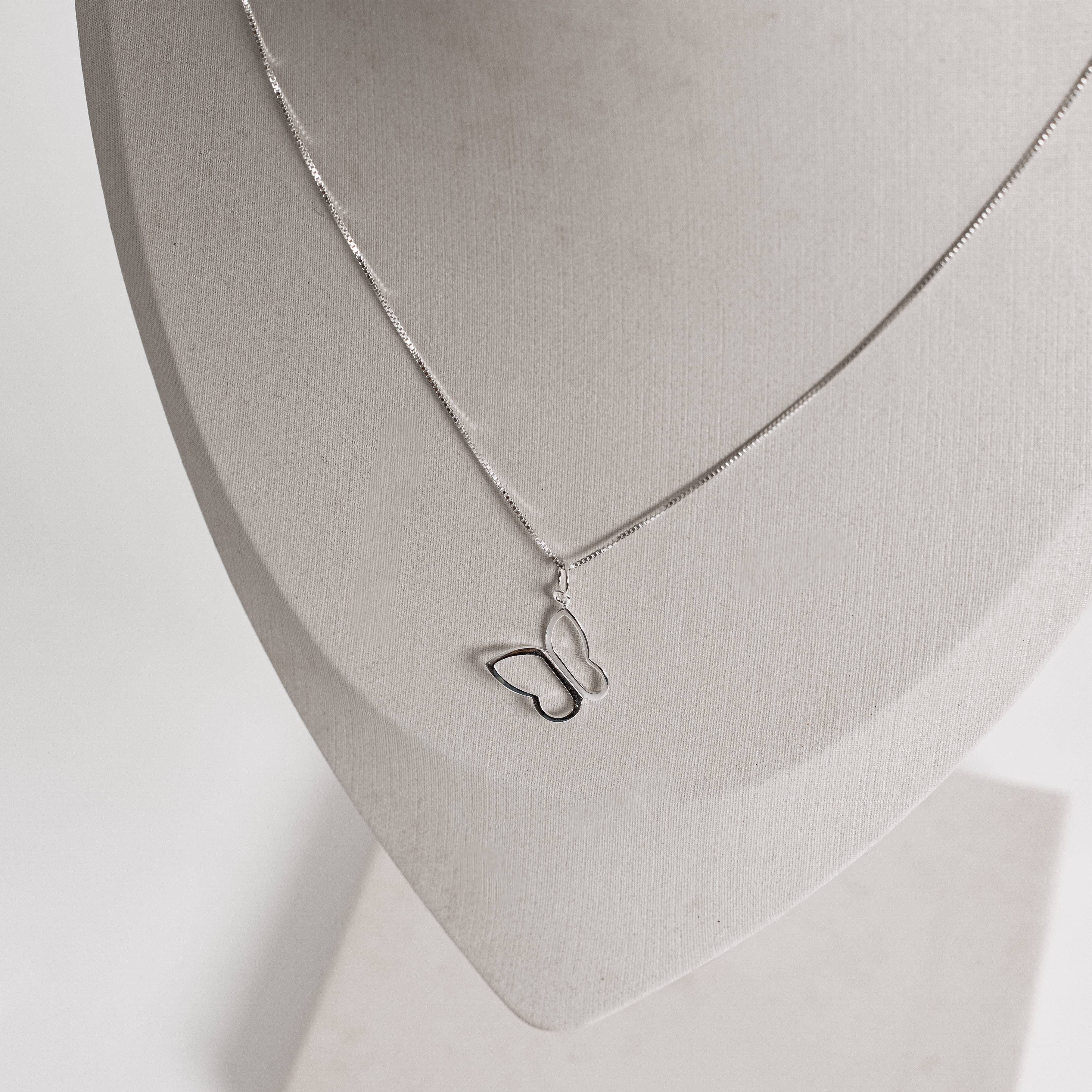 Imagem Colar pingente borboleta vazada de lado 15mm 45cm