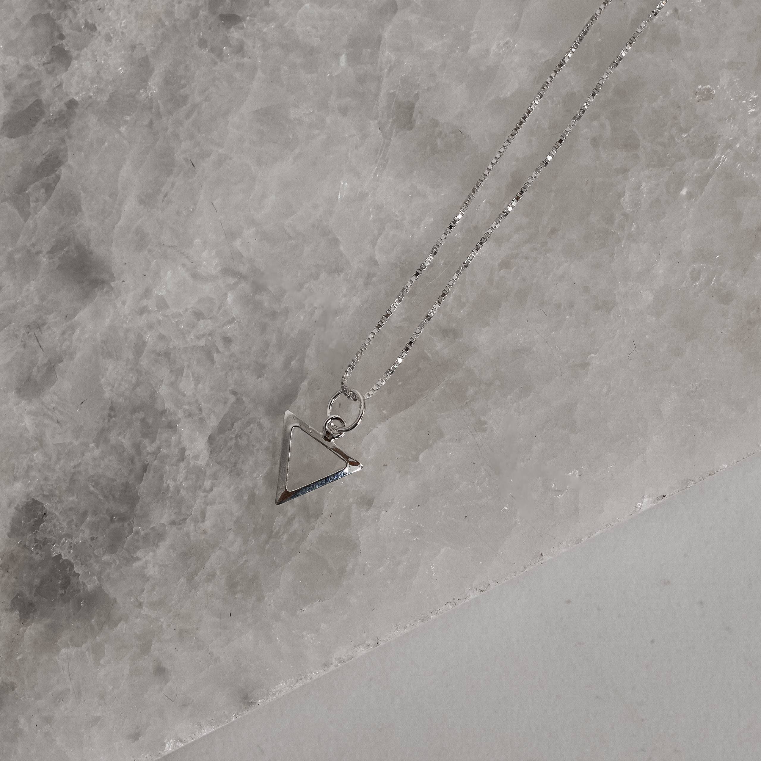 Imagem Colar pingente triângulo vazado 10mm 40cm