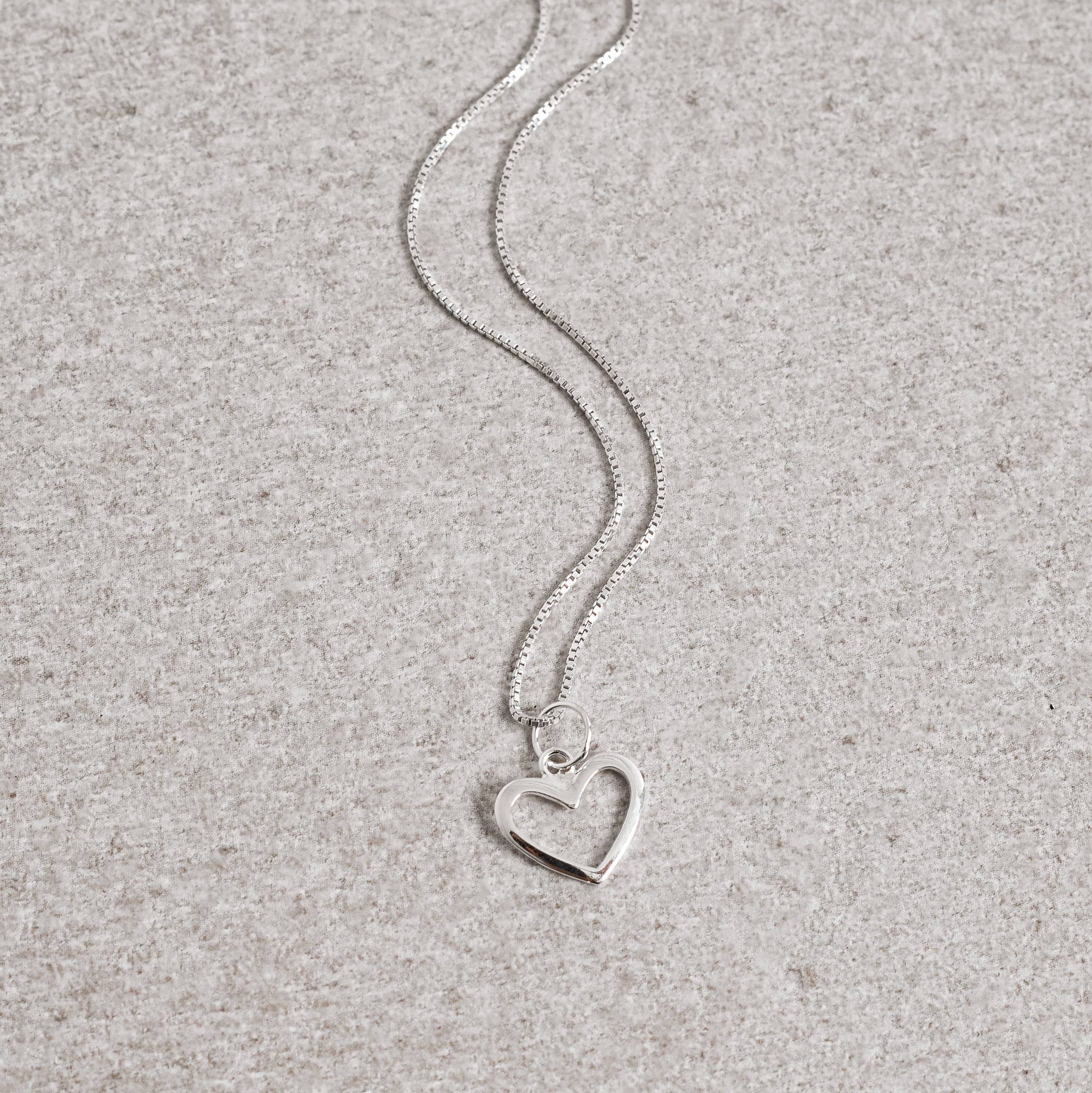 Imagem Colar pingente coração vazado 11mm 40cm