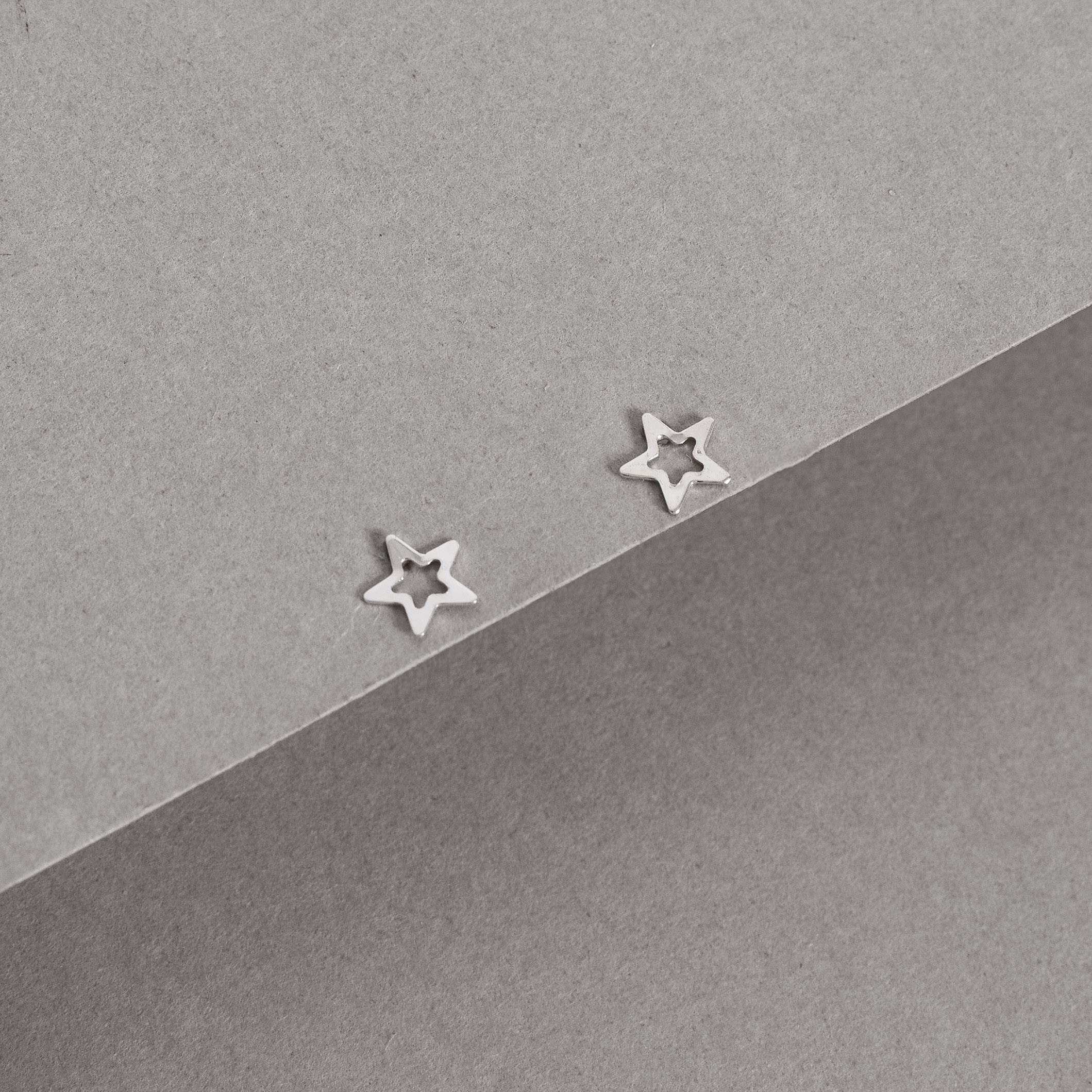 Imagem Brinco estrela vazada 6mm