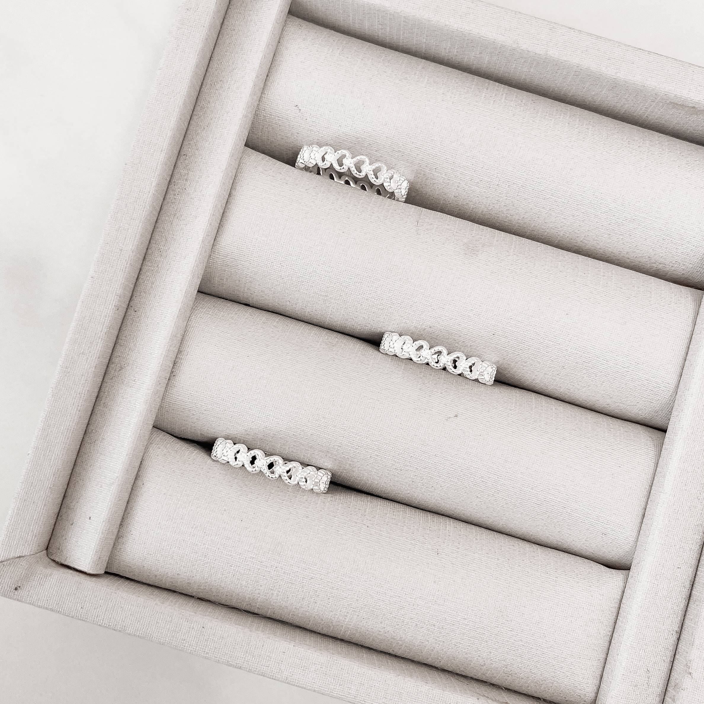 Anel corações de lado vazado detalhe bolinhas