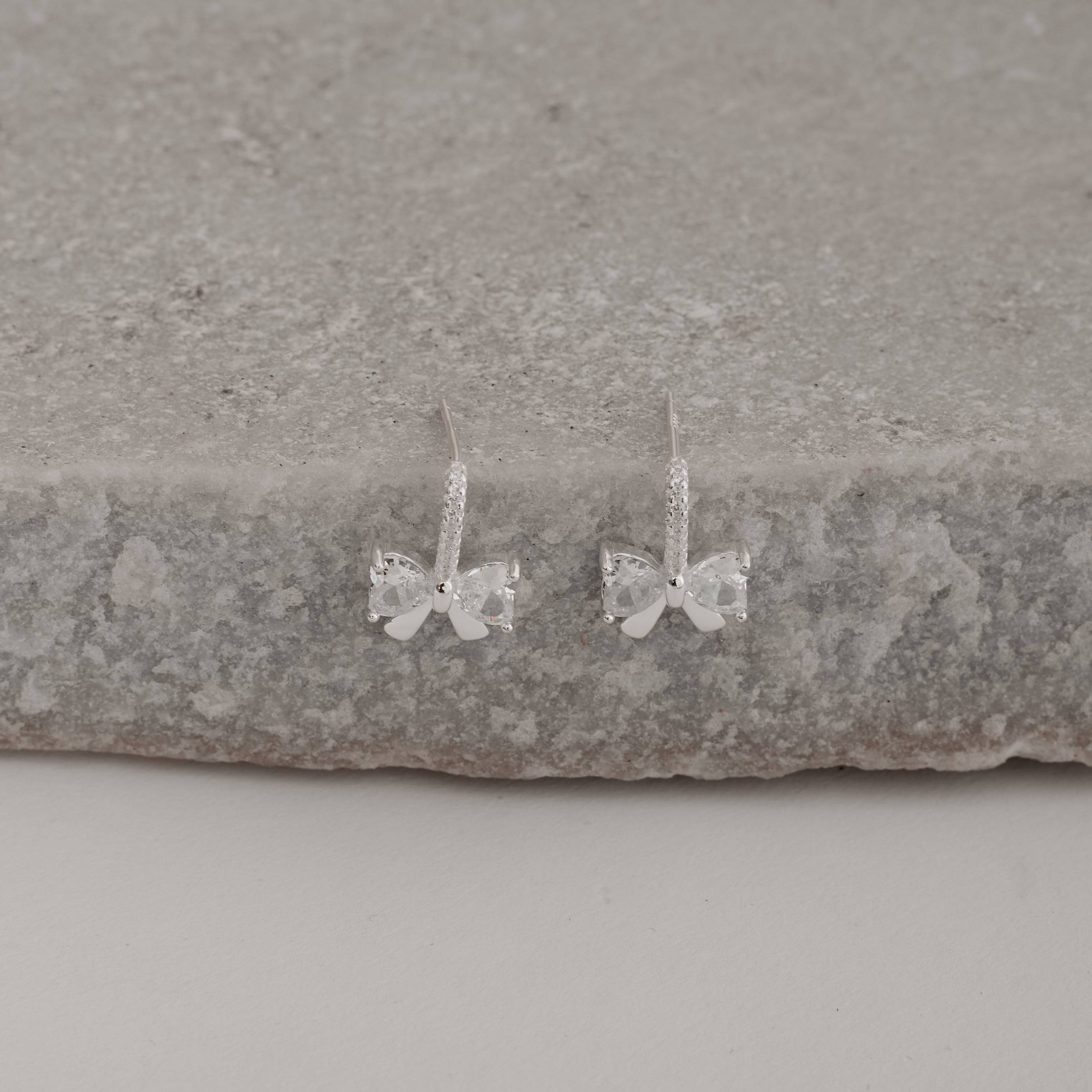 Imagem Brinco meia argola com laço cravejado 15mm tarraxa