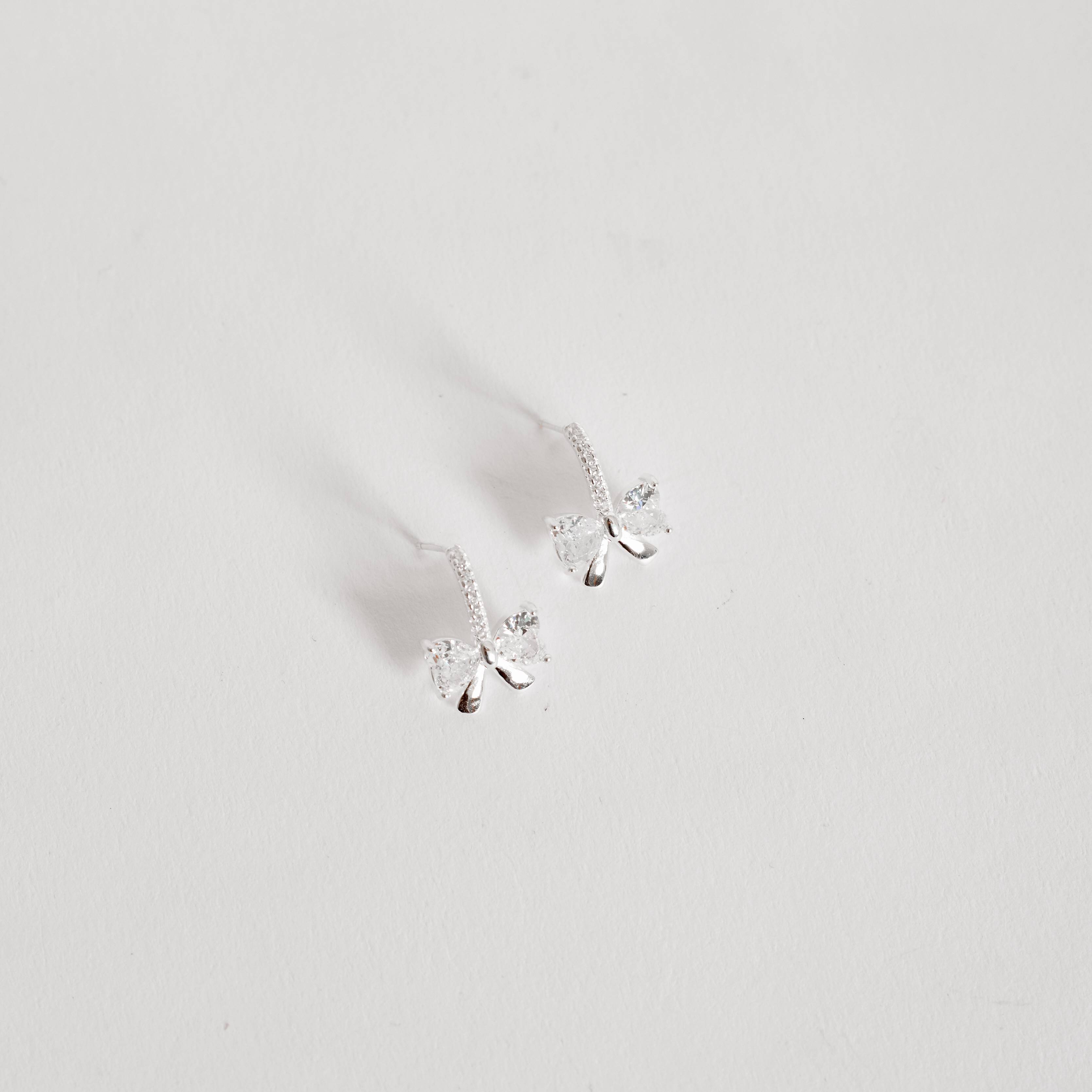 Imagem Secundária Brinco meia argola com laço cravejado 15mm tarraxa