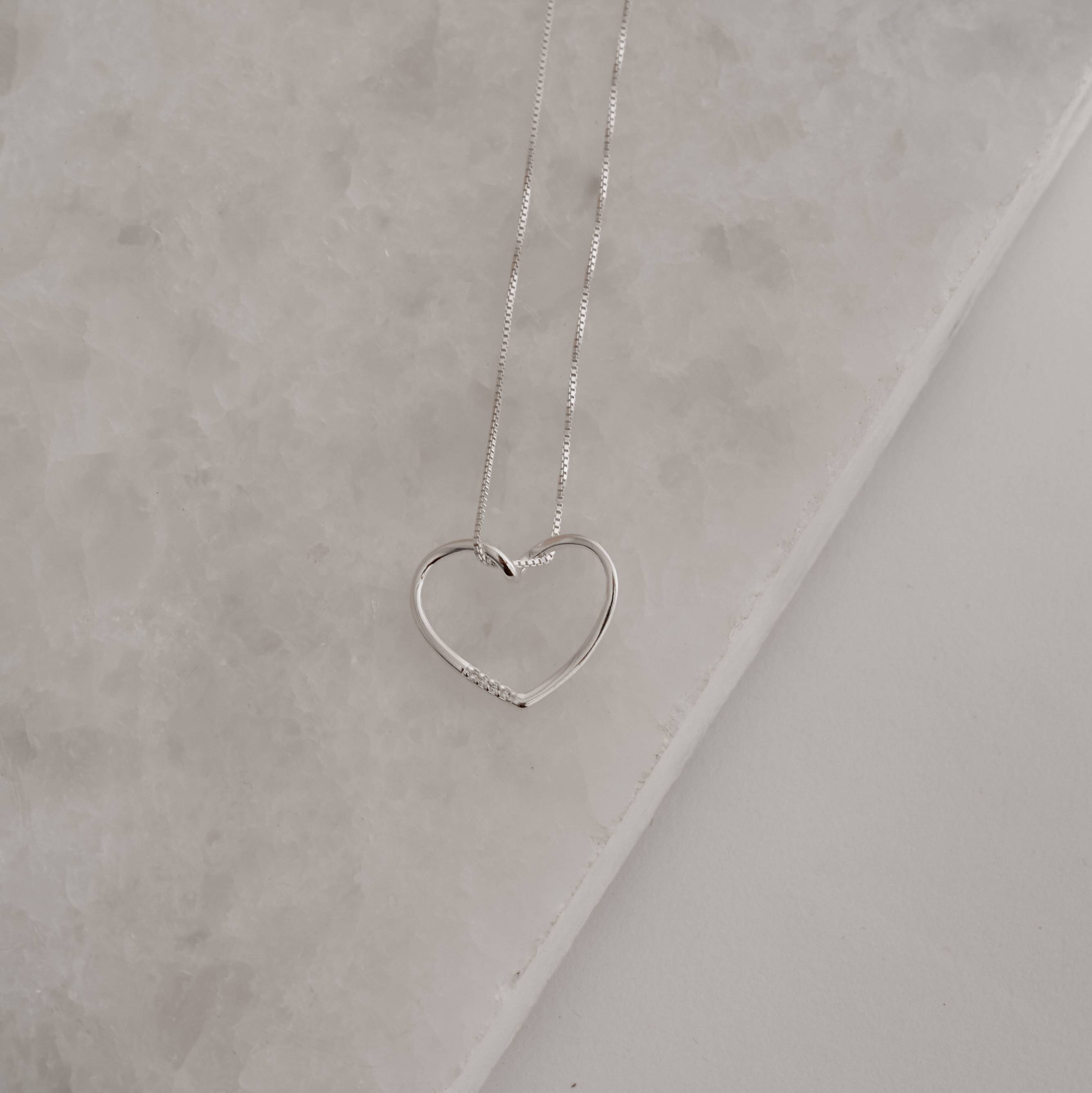 Imagem Colar pingente coração vazado com cravejado 20mm 45cm