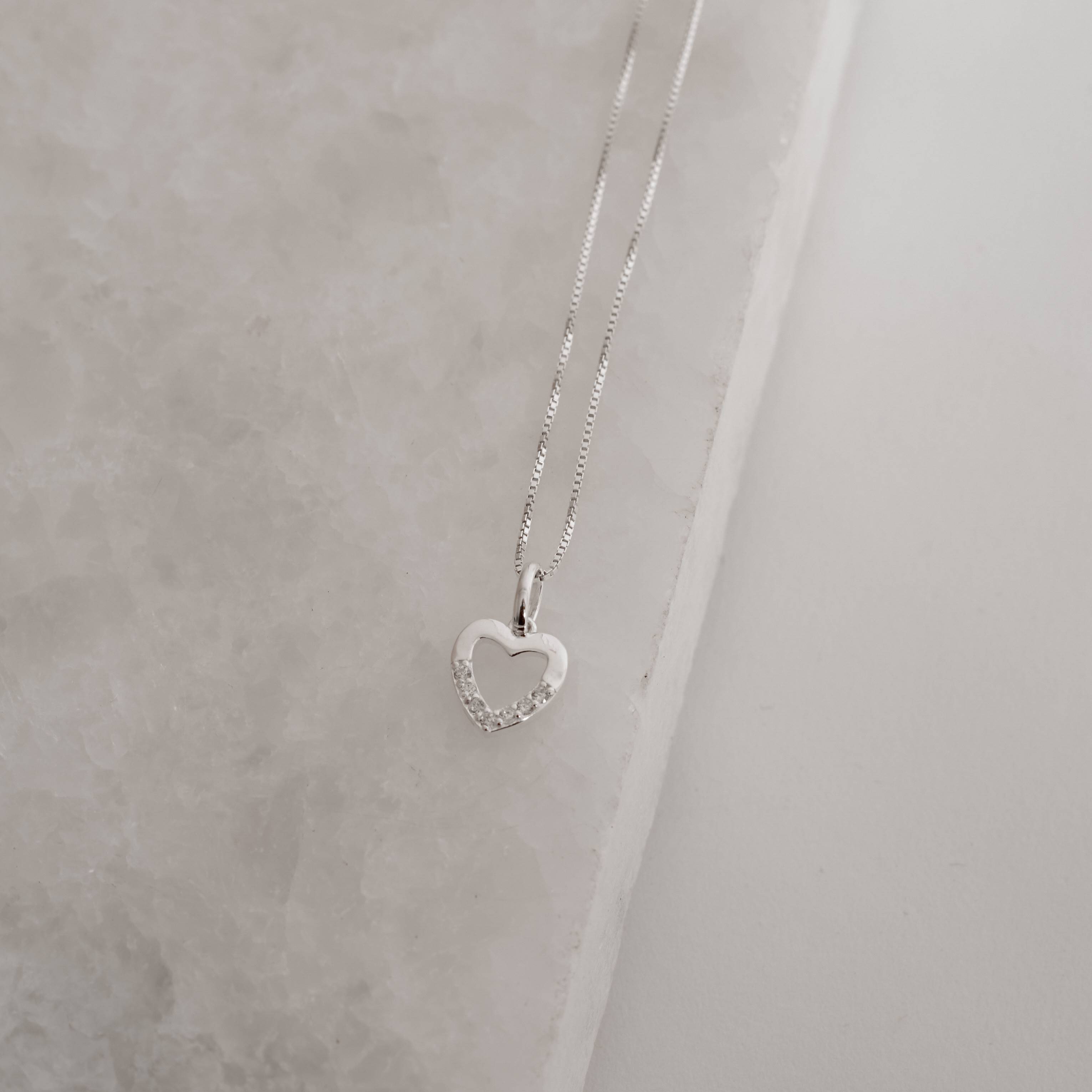 Imagem Colar pingente coração vazado com detalhe cravejado 9mm 40cm