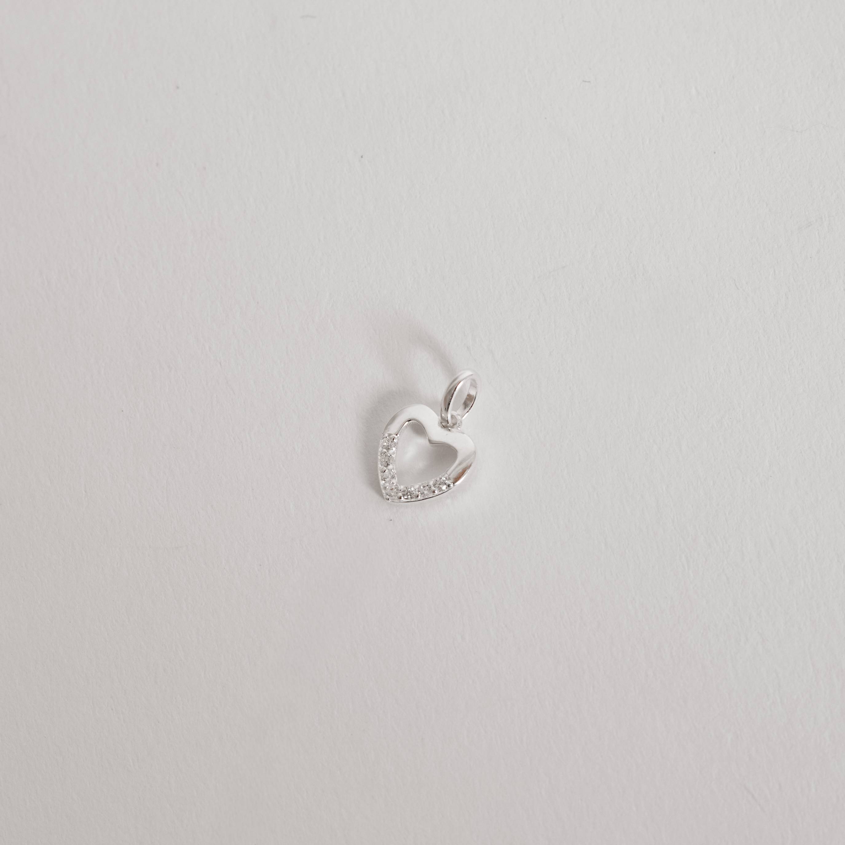 Pingente coração vazado com detalhe cravejado 9mm