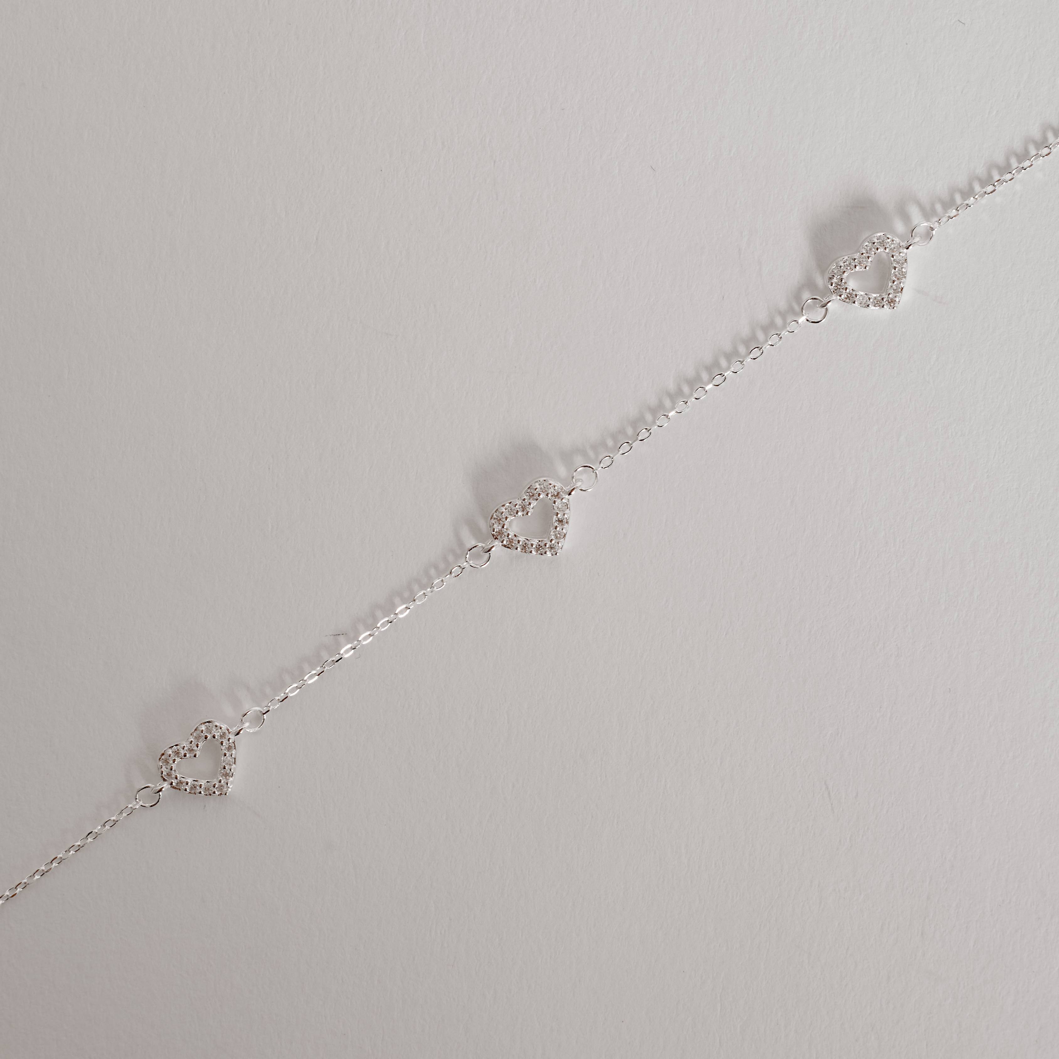 Pulseira entremeios corações vazados cravejados 7mm 16+4cm