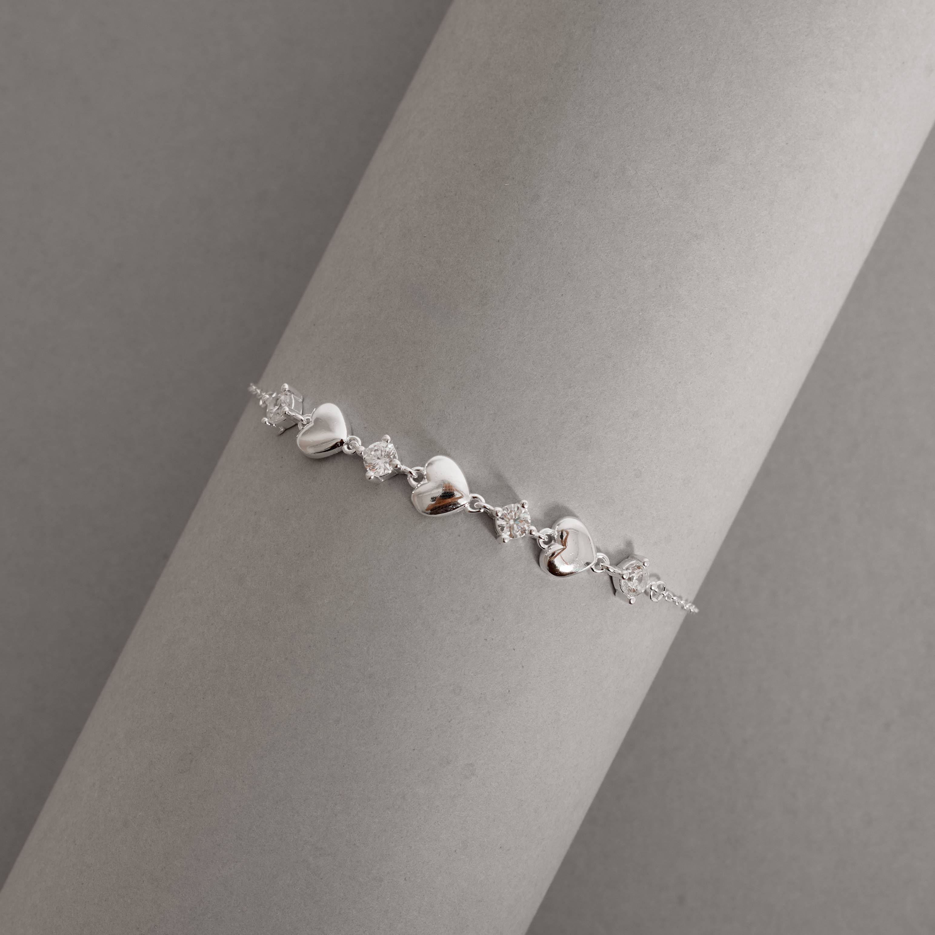 Pulseira entremeios zircônias e corações 16+4cm