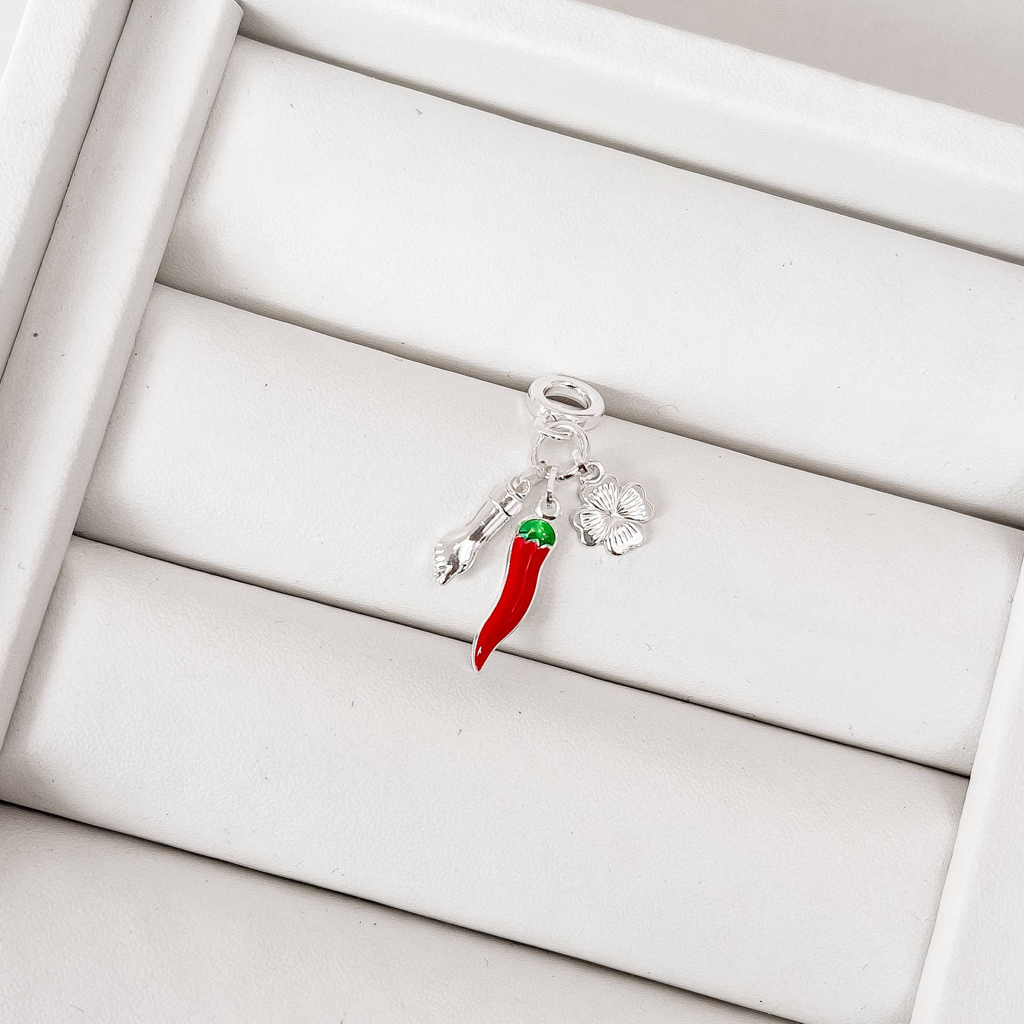 Berloque pingente patuá trevo, figa e pimenta resina