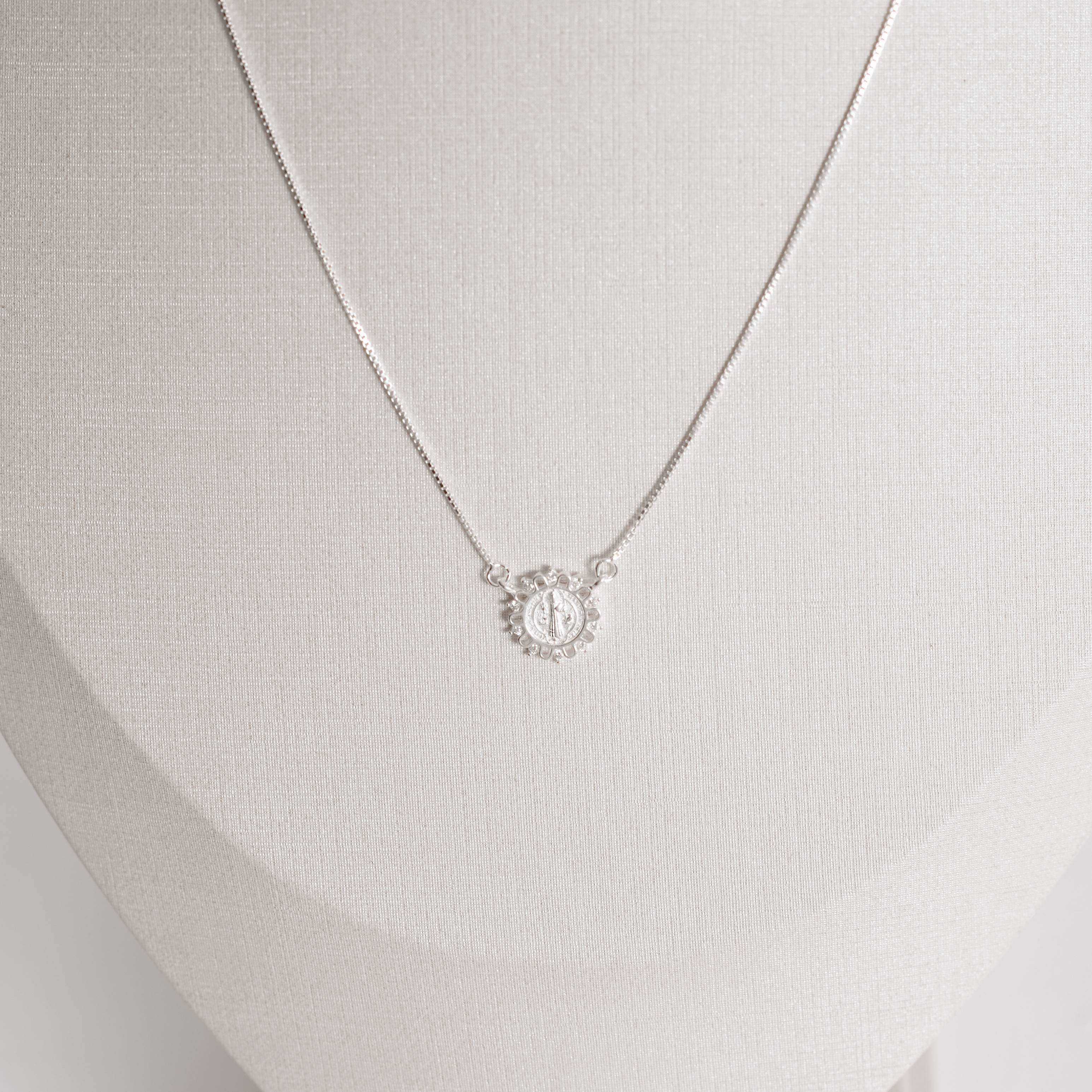 Imagem Secundária Colar entremeio medalha São Bento com zircônias 12mm v15 45cm