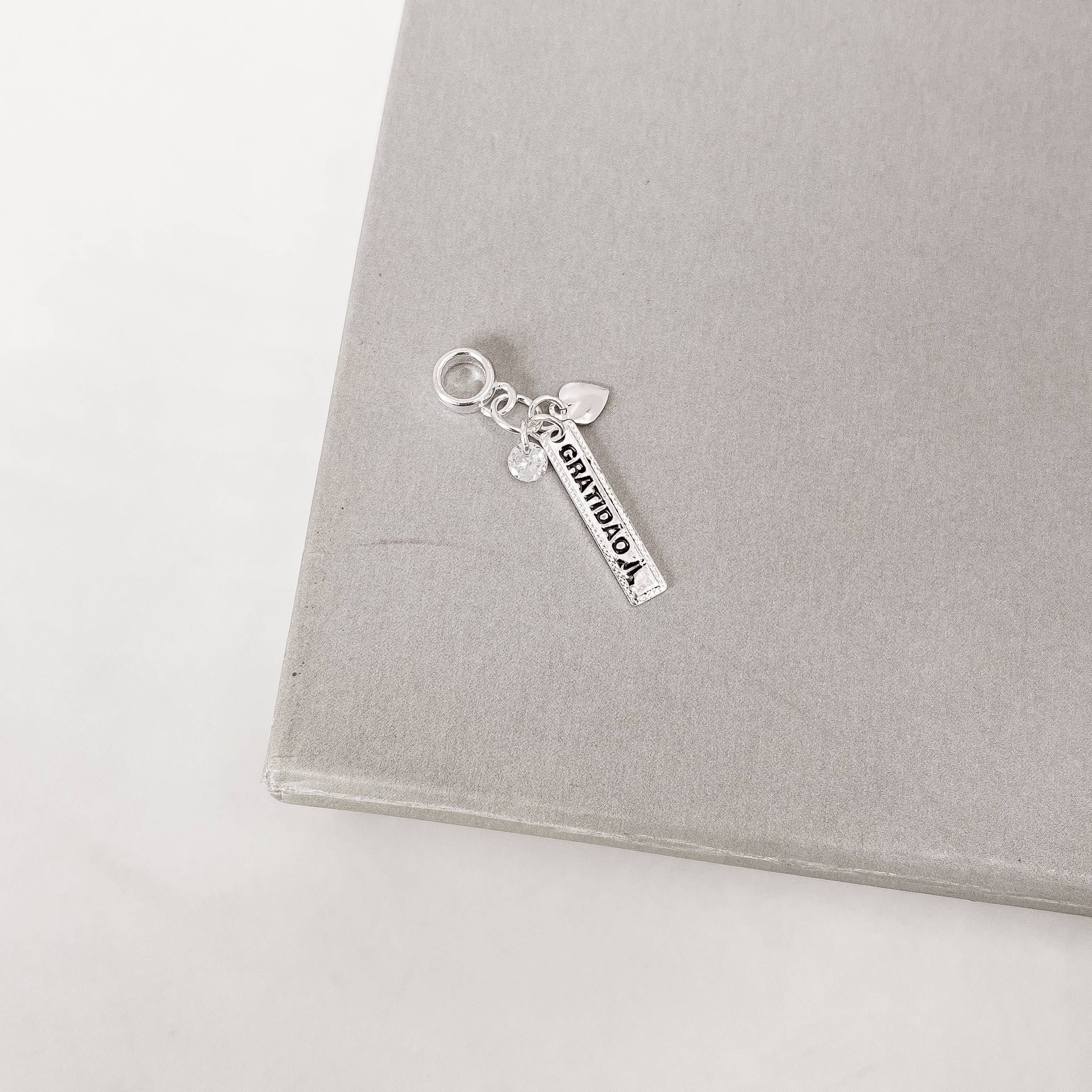 Berloque pingente patuá placa gratidão resina