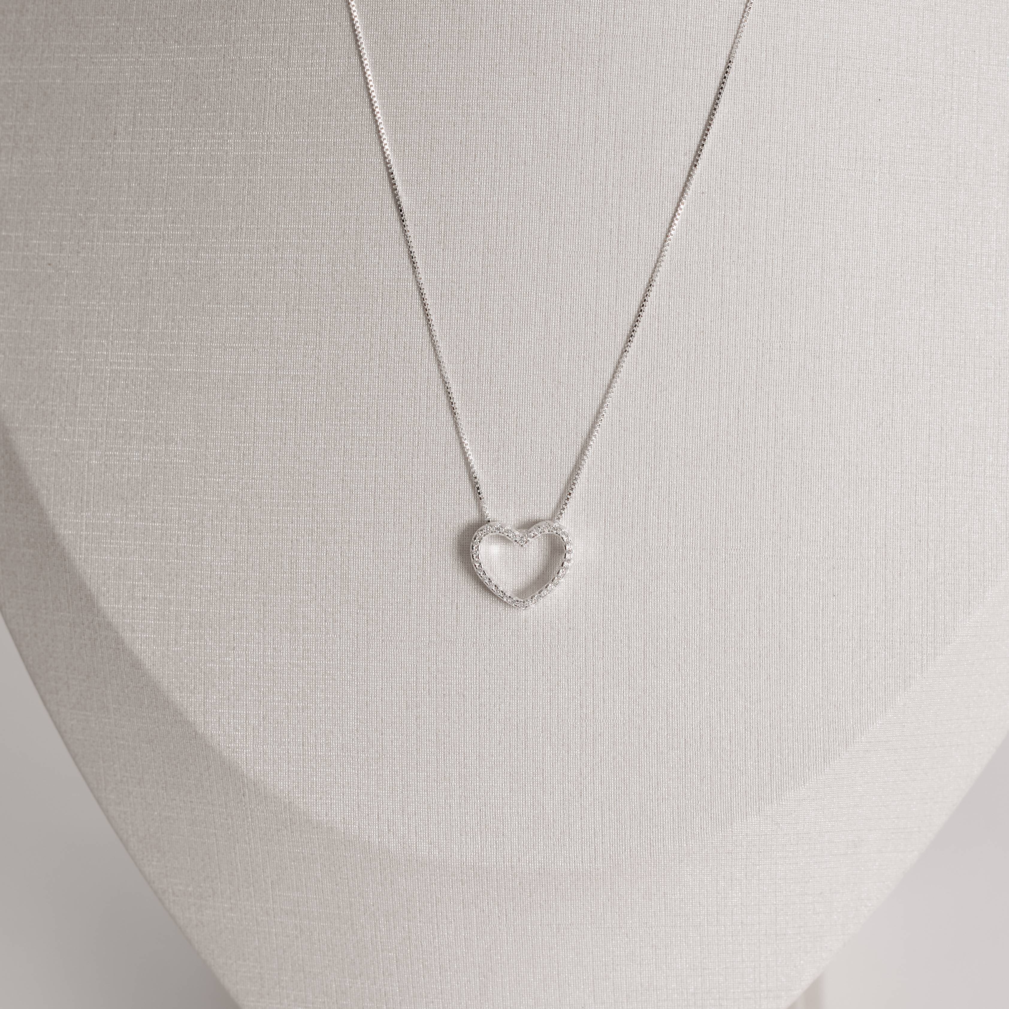 Imagem Secundária Colar coração vazado cravejado 15mm caixa alta 45cm