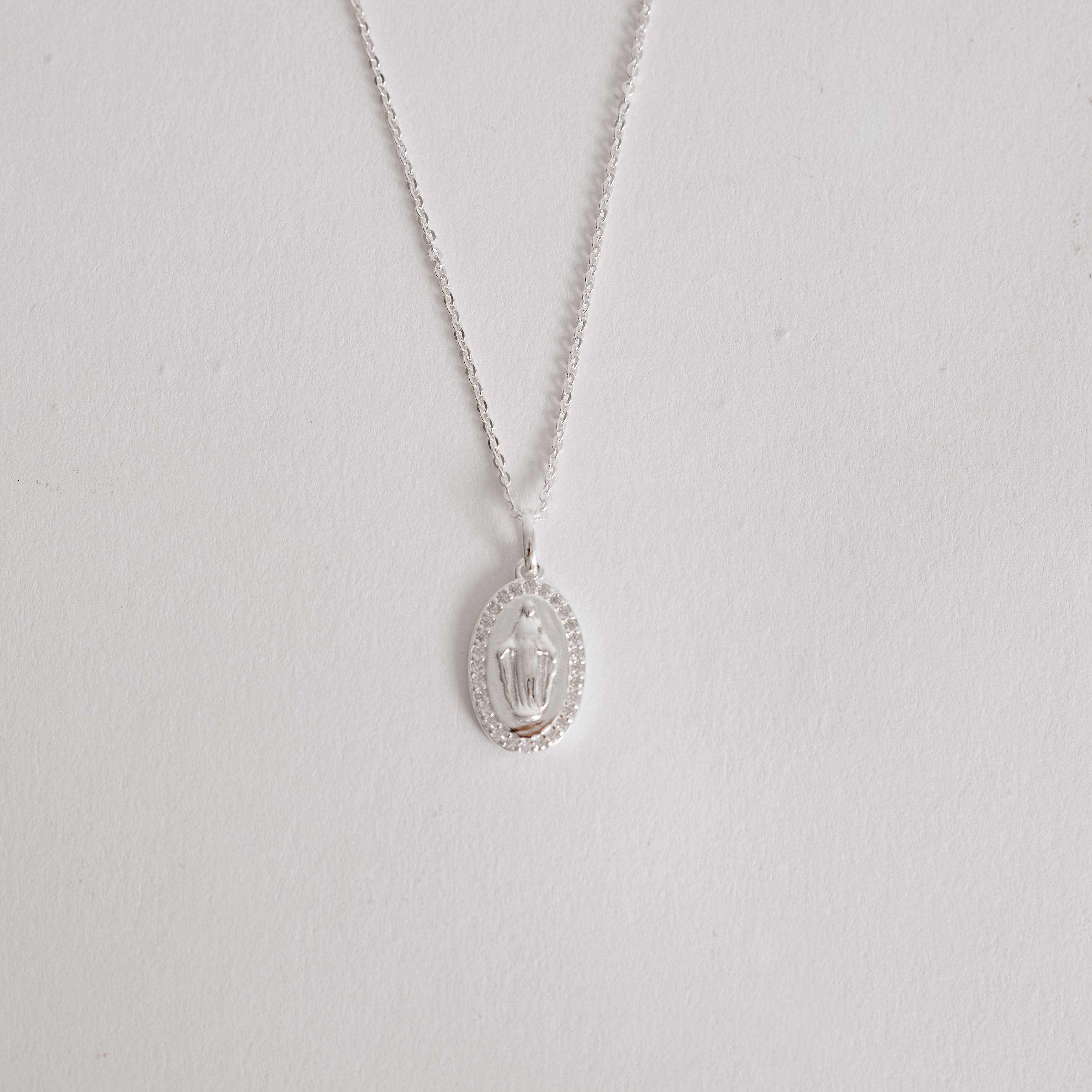 Imagem Secundária Colar pingente medalha oval Nsa. Sra. das Graças com cravejado 16mm corrente cadeadinho 45cm