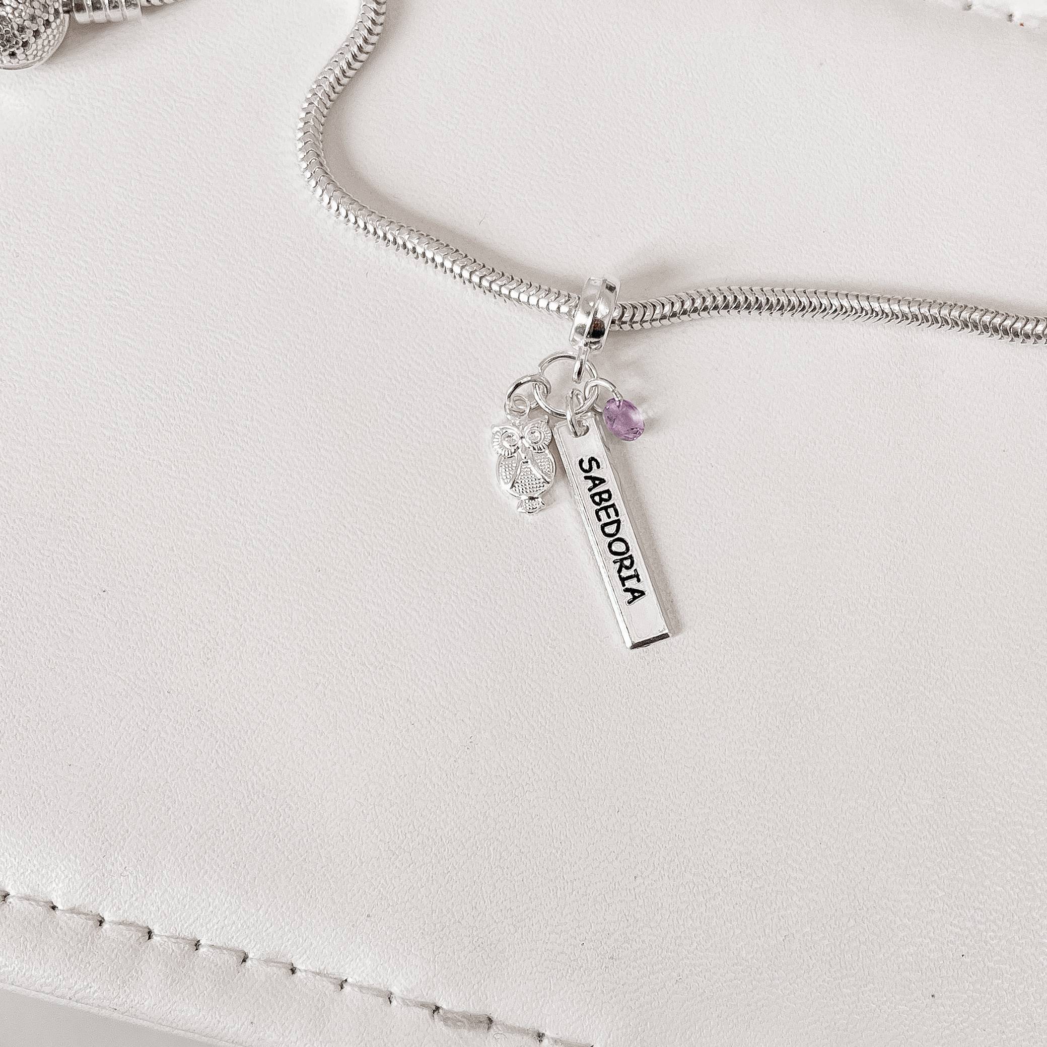 Berloque pingente patuá placa sabedoria resina