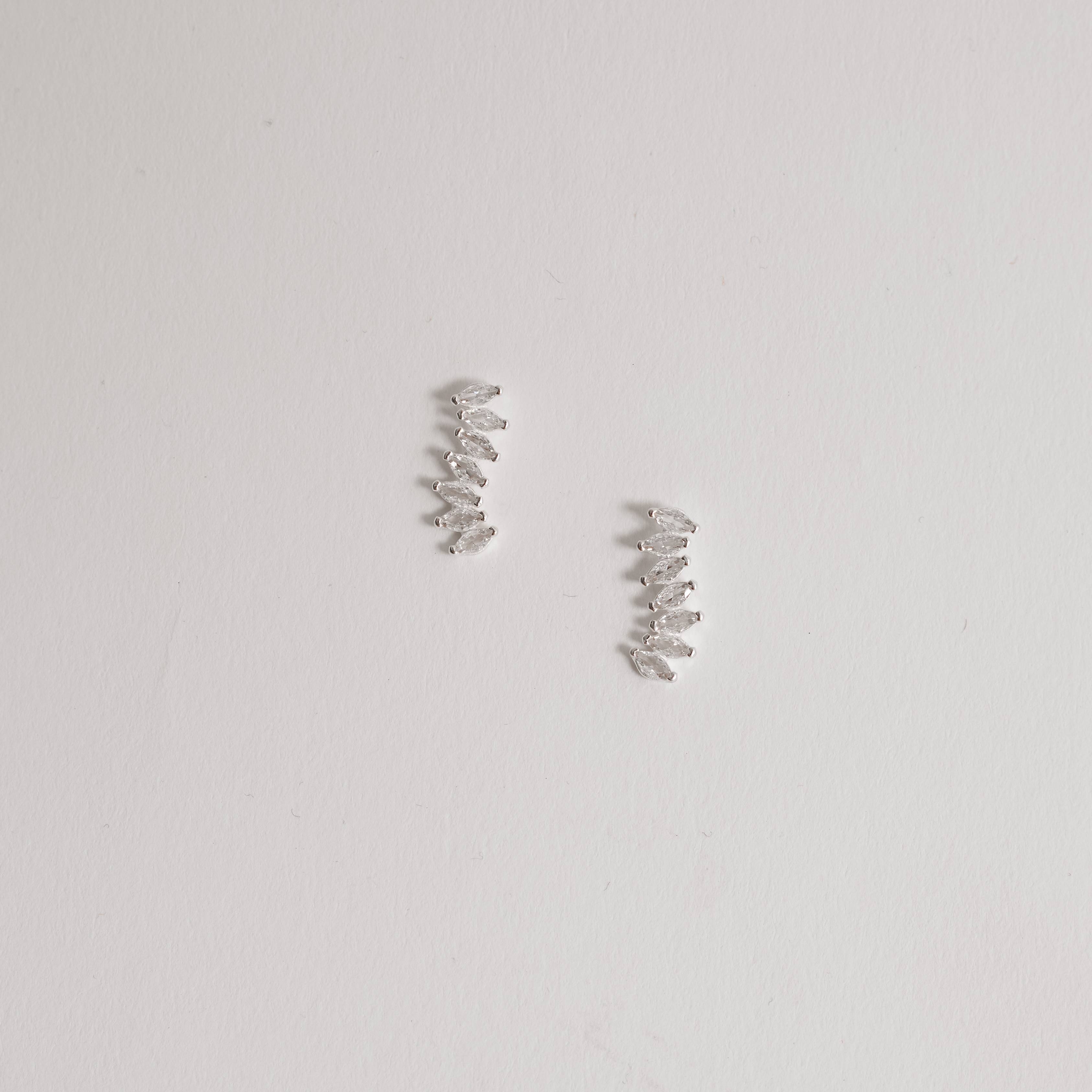 Imagem Brinco ondulado com zircônias navetes 16mm