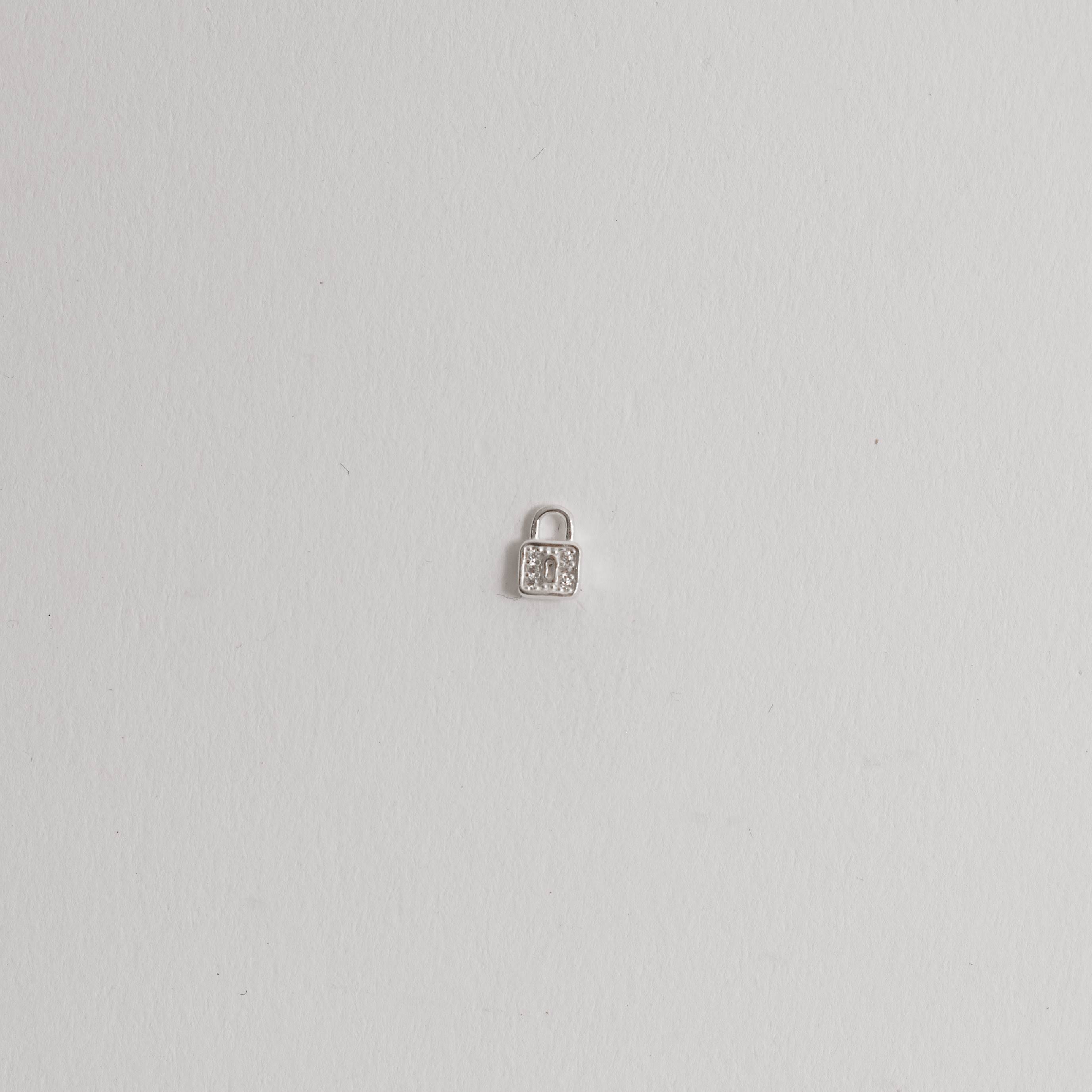 Piercing haste cadeado cravejado 6mm