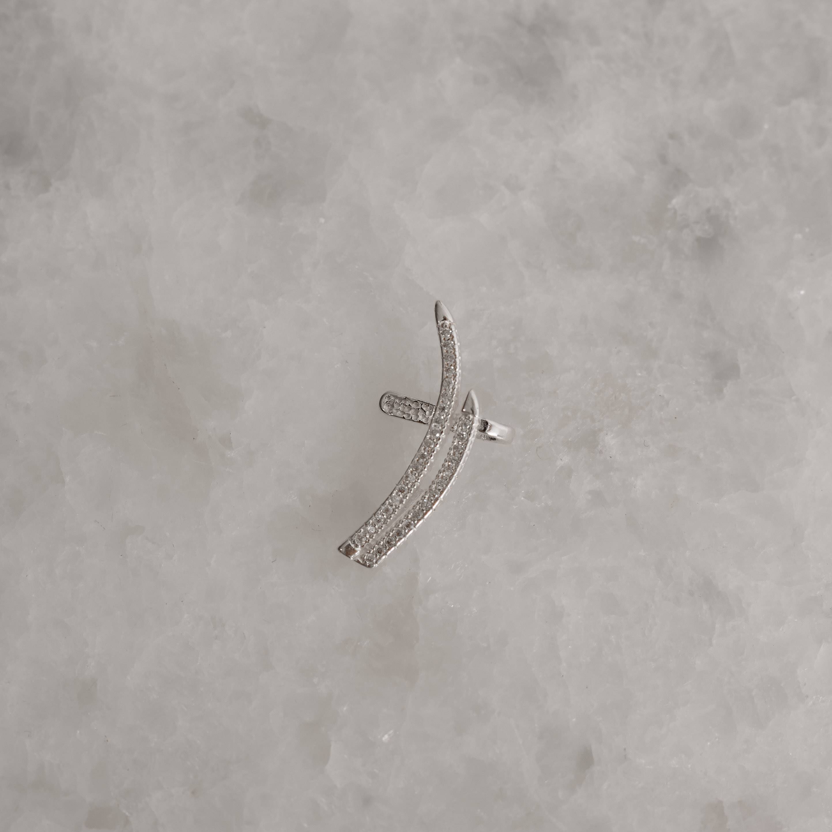 Piercing fake 2 curvas cravejadas orelha direita