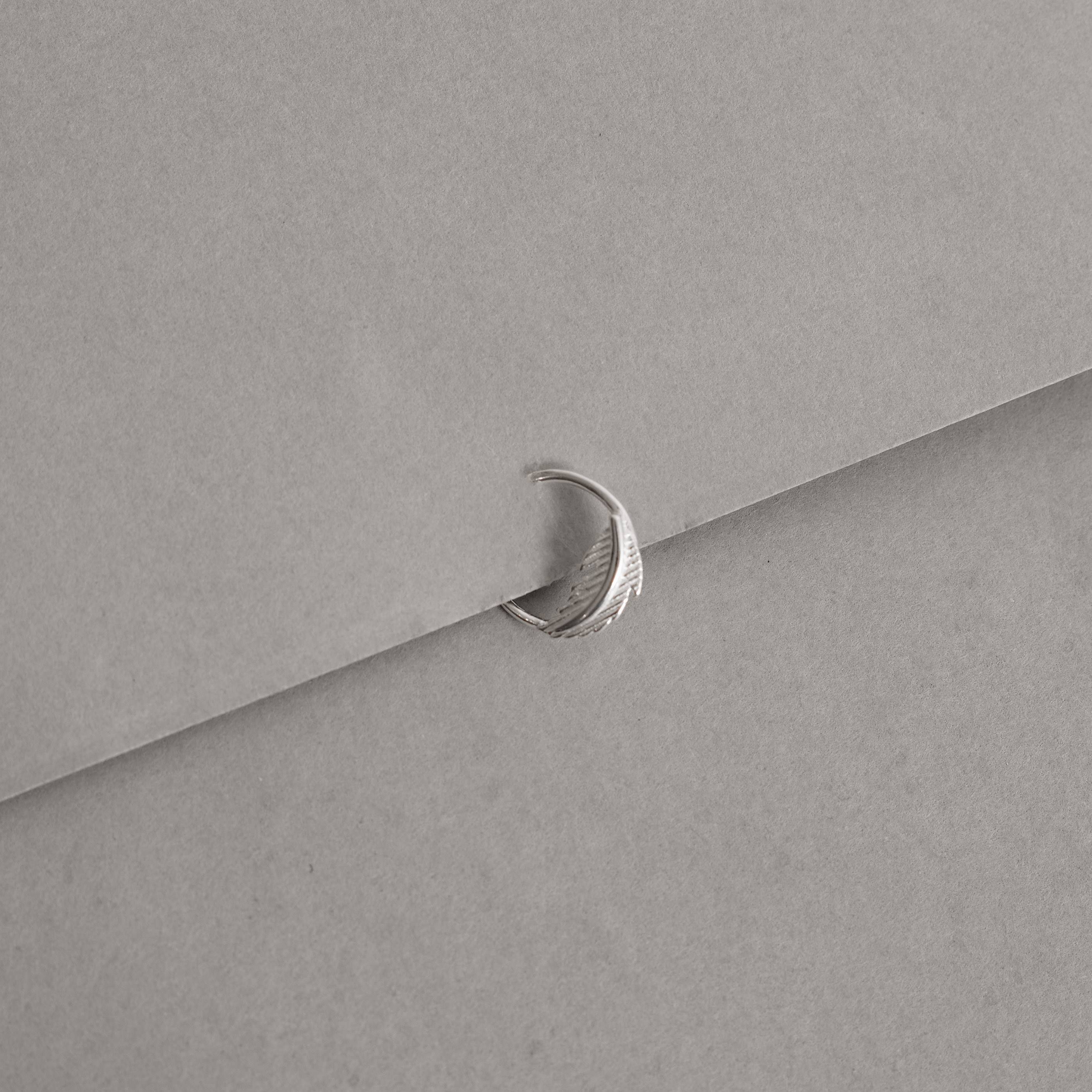 Piercing argola com pena 11mm orelha direita