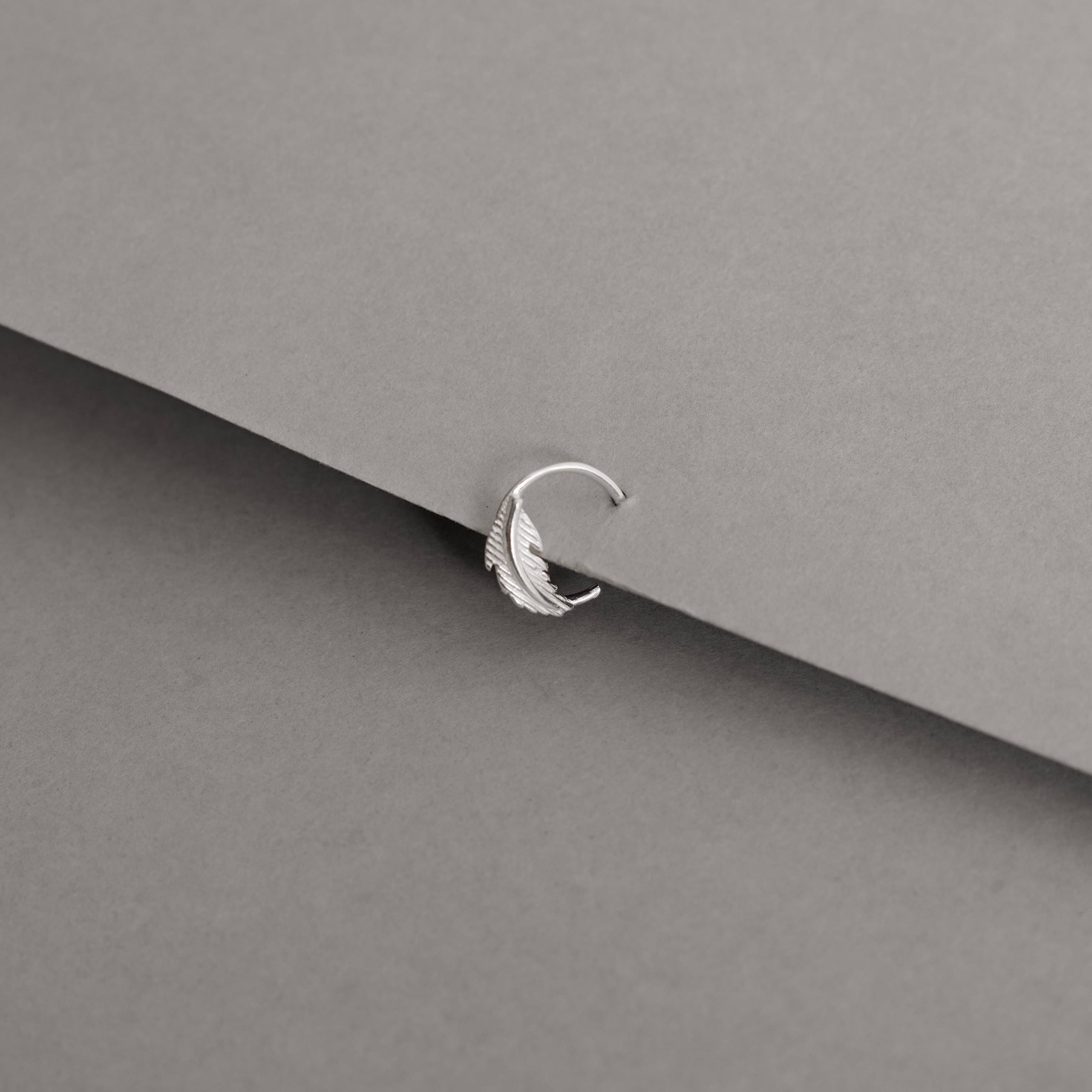 Piercing argola com pena 11mm orelha esquerda