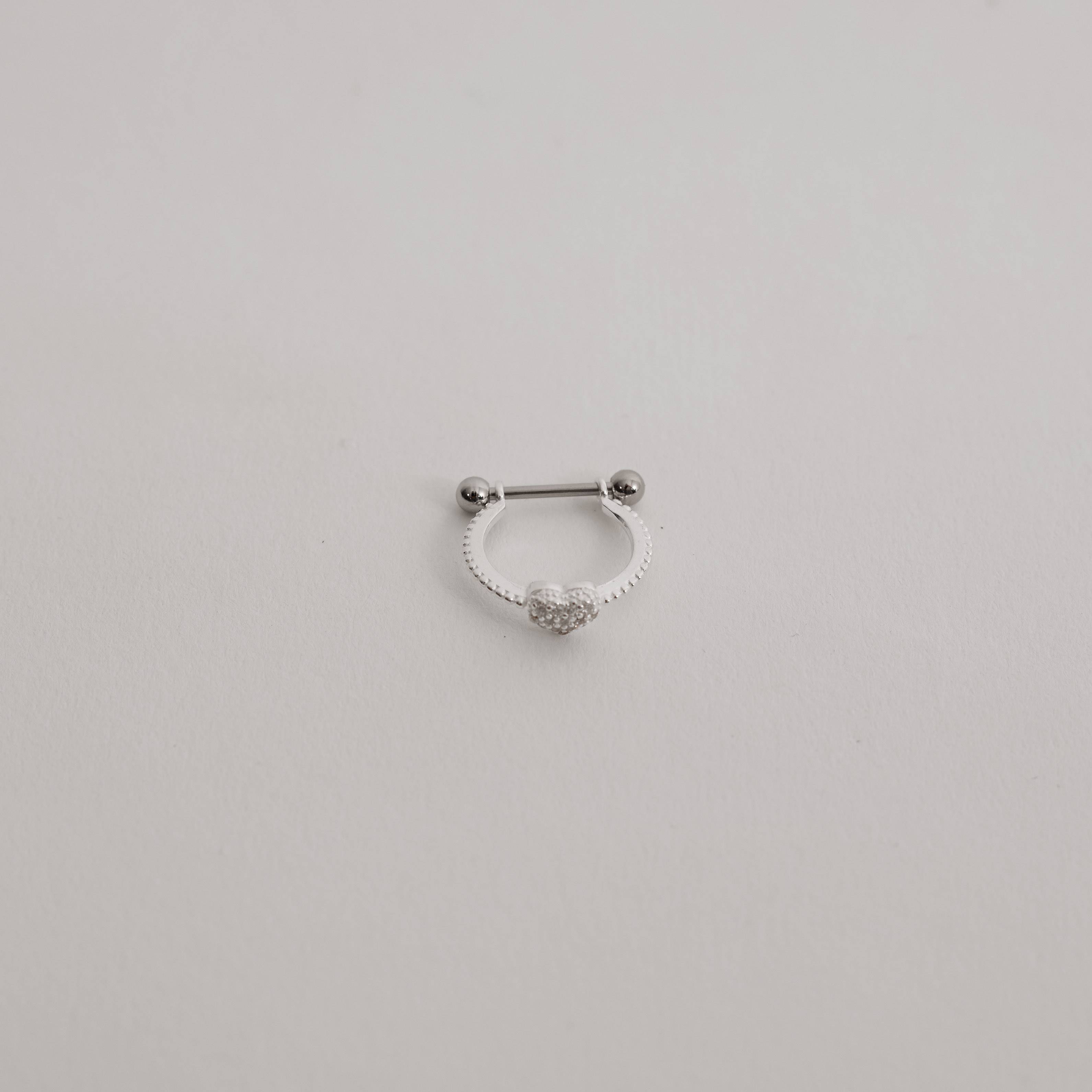 Piercing conch detalhe coração cravejado 14mm haste