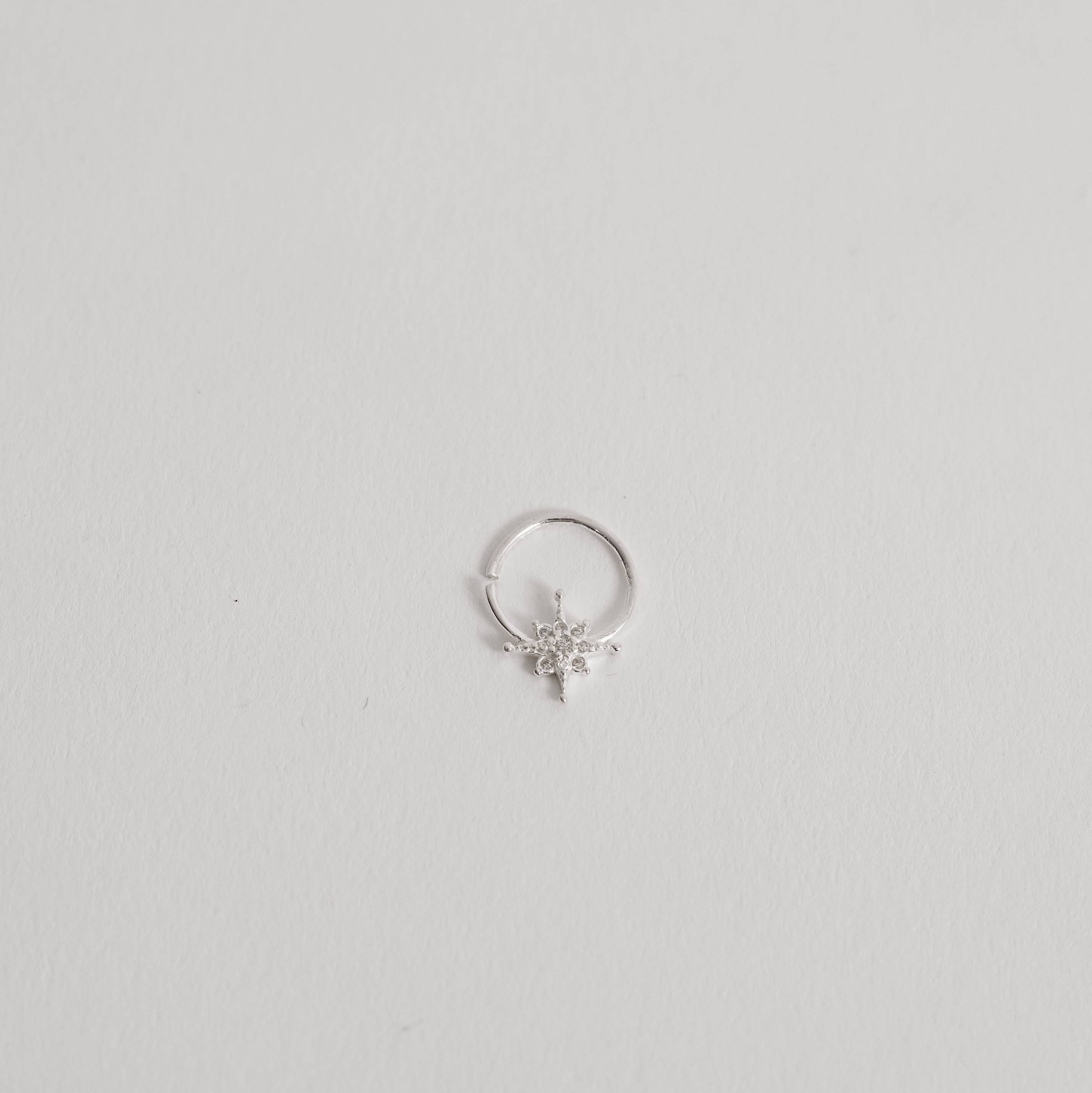 Piercing argola com detalhe estrela 8 pontas cravejada 11mm