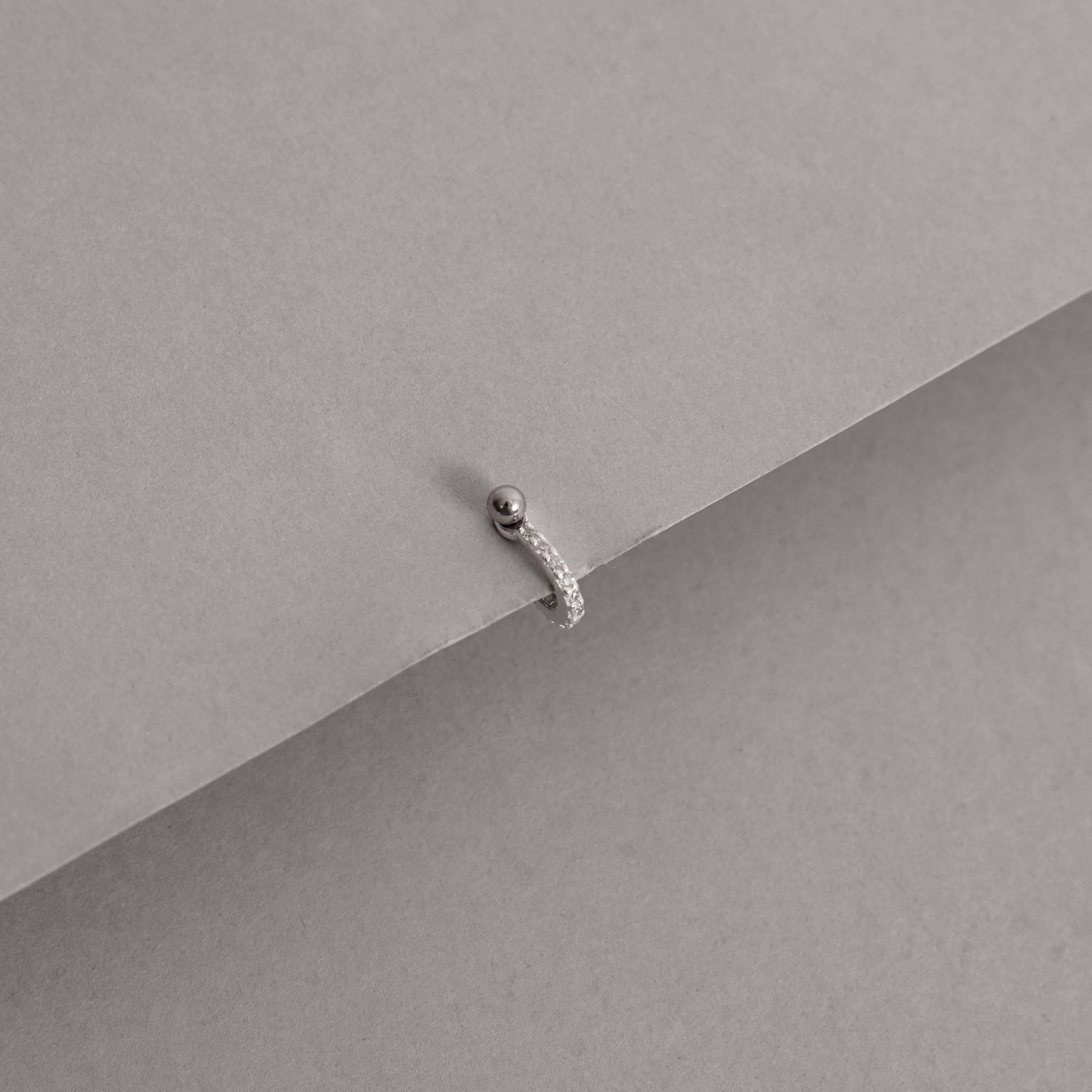 Piercing cravejado haste