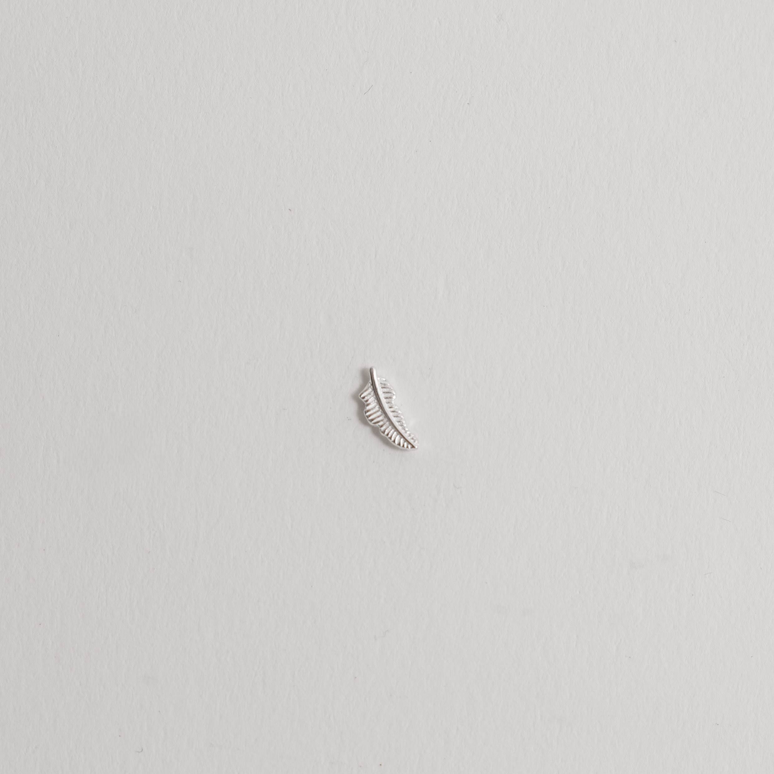 Piercing haste pena 8mm orelha direita